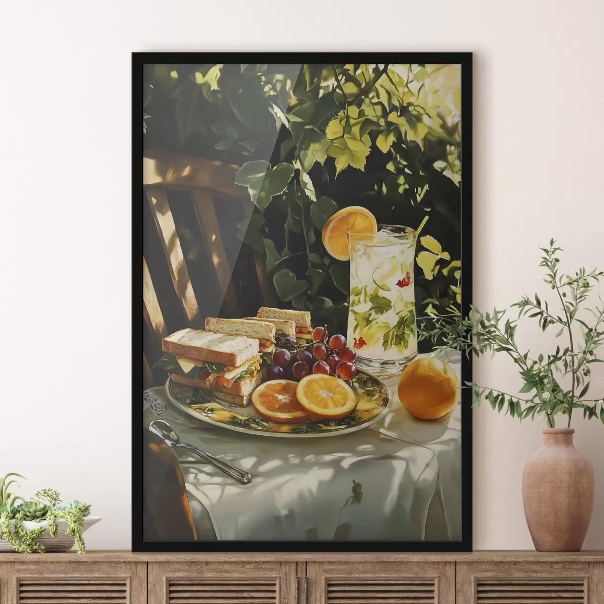 Plakatas Estetiškas piknikas vasaros sode, sumuštiniai, apelsinai, limonadas f44306