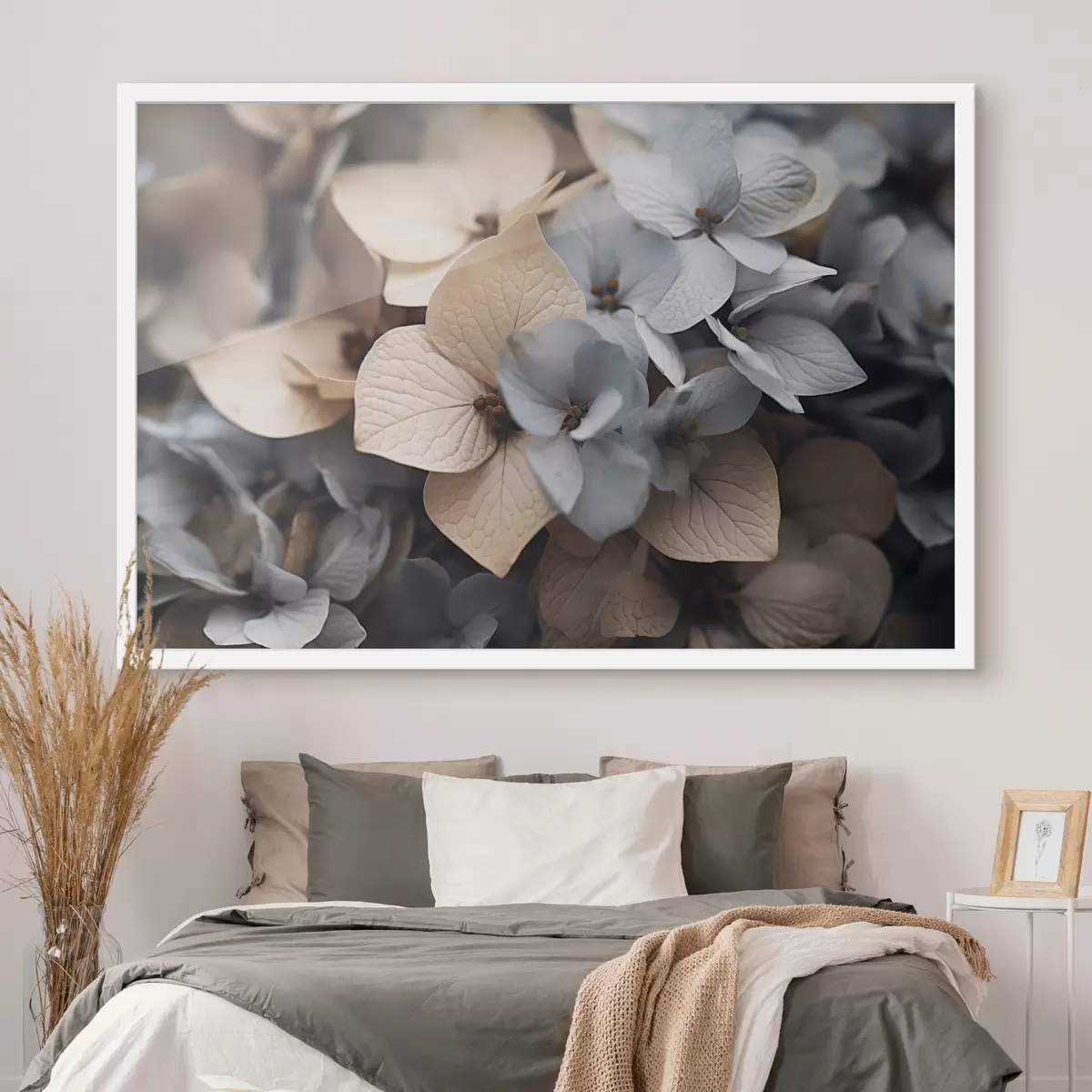 Plakatas Hortenzijos gėlės, šviesiai mėlyni ir smėlio spalvos žiedlapiai, su detalių tekstūrų, elegantiška gėlių kompozicija f44394