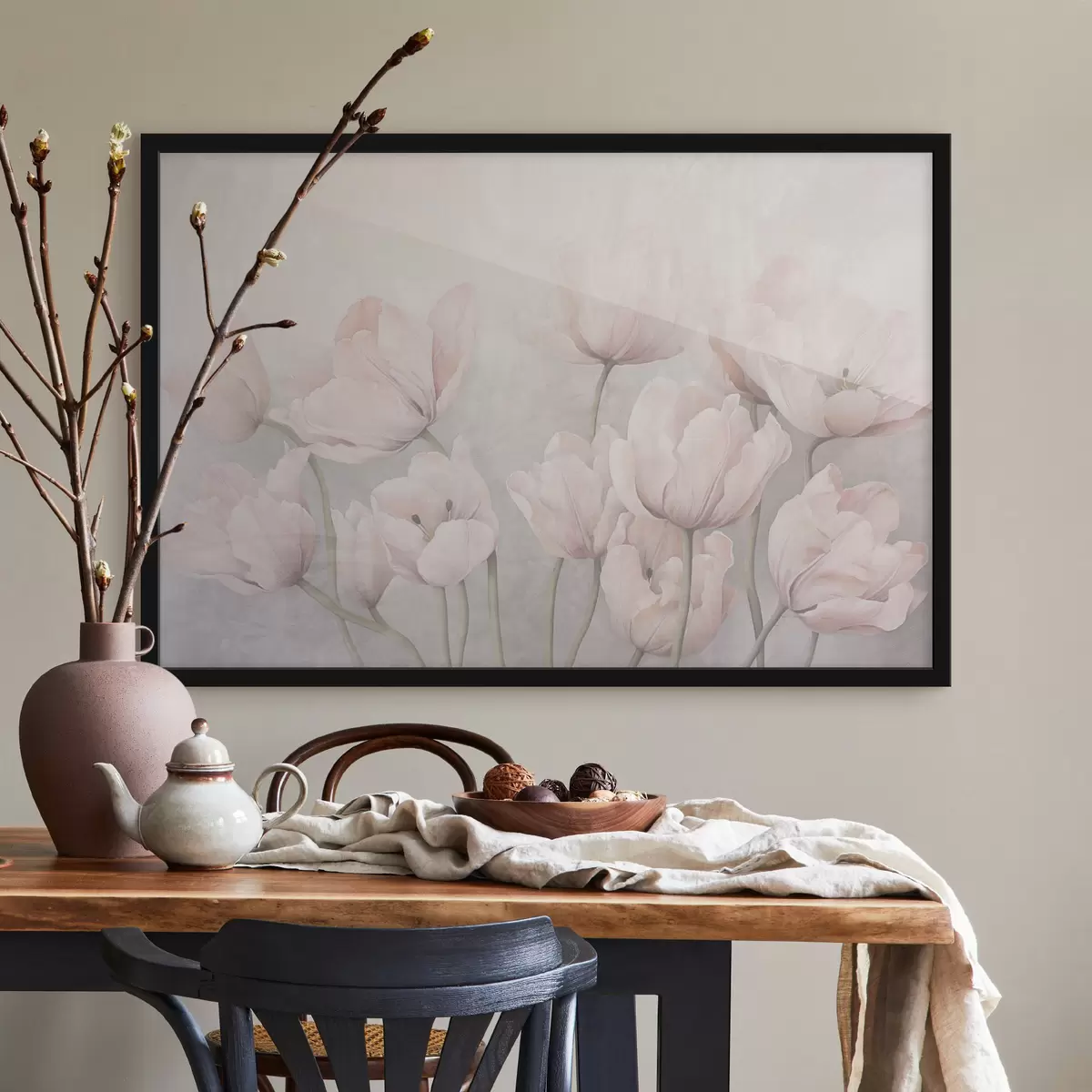 Plakatas Senovinės tekstūruotos rožinės tulpės ilgais stiebais, švelnios prislopintos spalvos, šviesiai pilkas fonas f44407