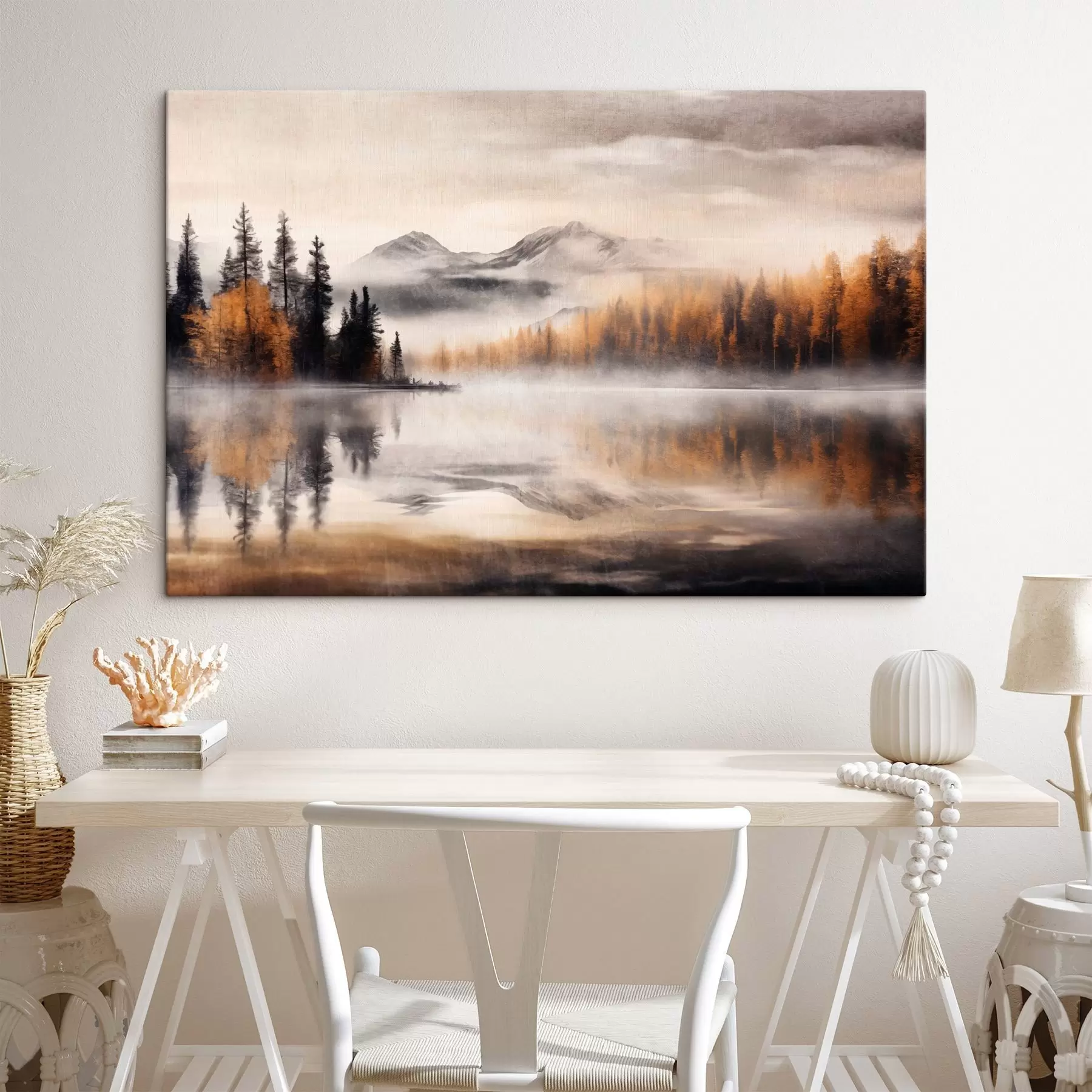 Fototapetai Miglotas ežero kraštovaizdis su pušimis ir kalnais, debesuotas pilkas dangus  s44856