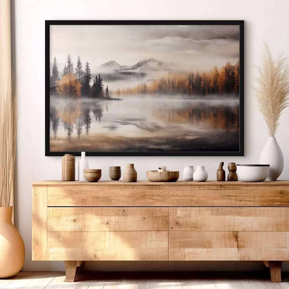 Plakatas Miglotas ežero kraštovaizdis su pušimis ir kalnais, debesuotas pilkas dangus f44856