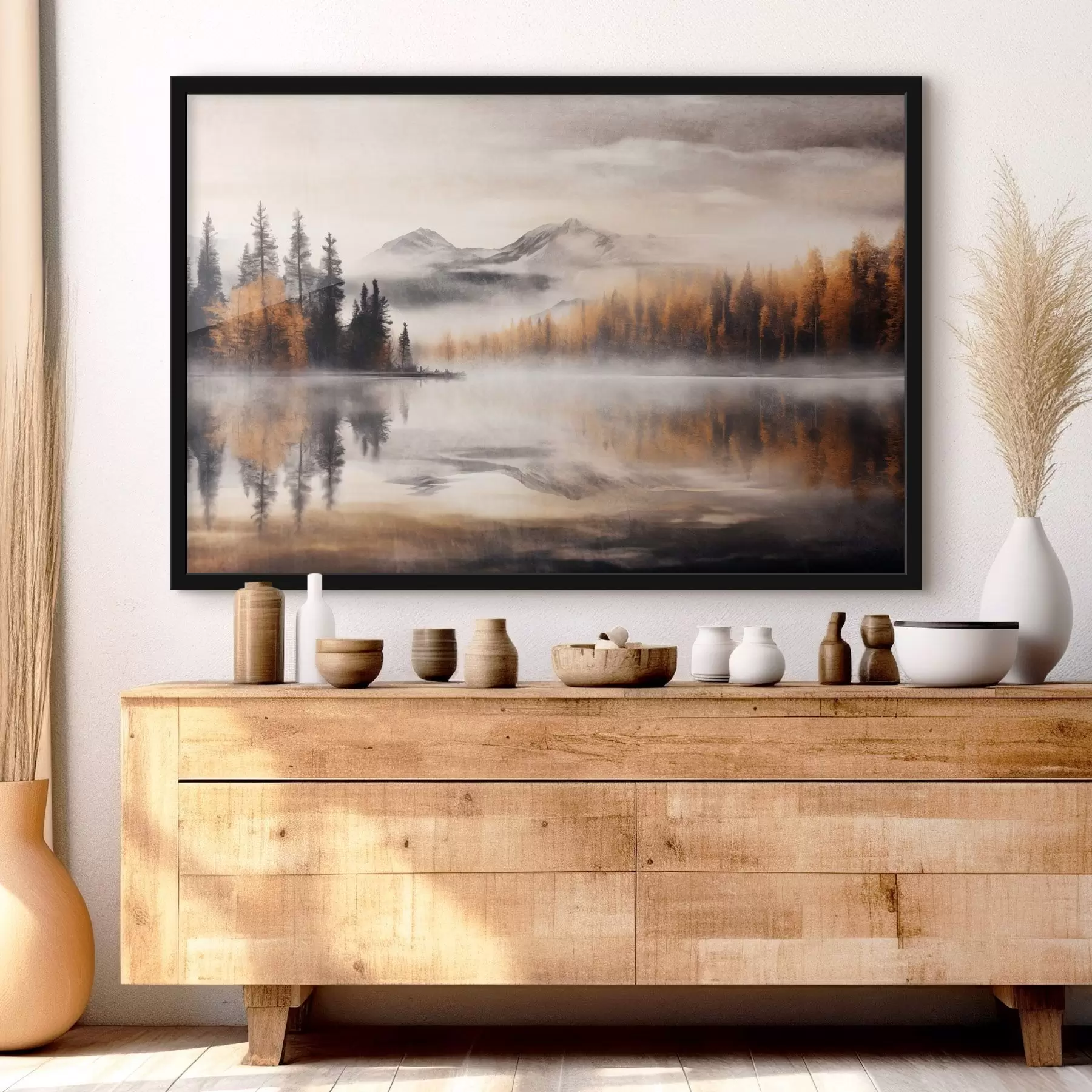 Fototapetai Miglotas ežero kraštovaizdis su pušimis ir kalnais, debesuotas pilkas dangus f44856