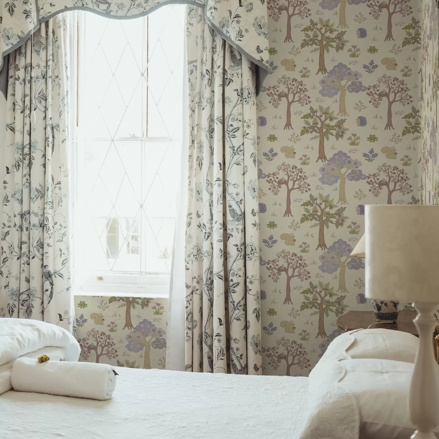 Fototapetai Vaikiško stiliaus pasakų miškas su gyvūnais a00264