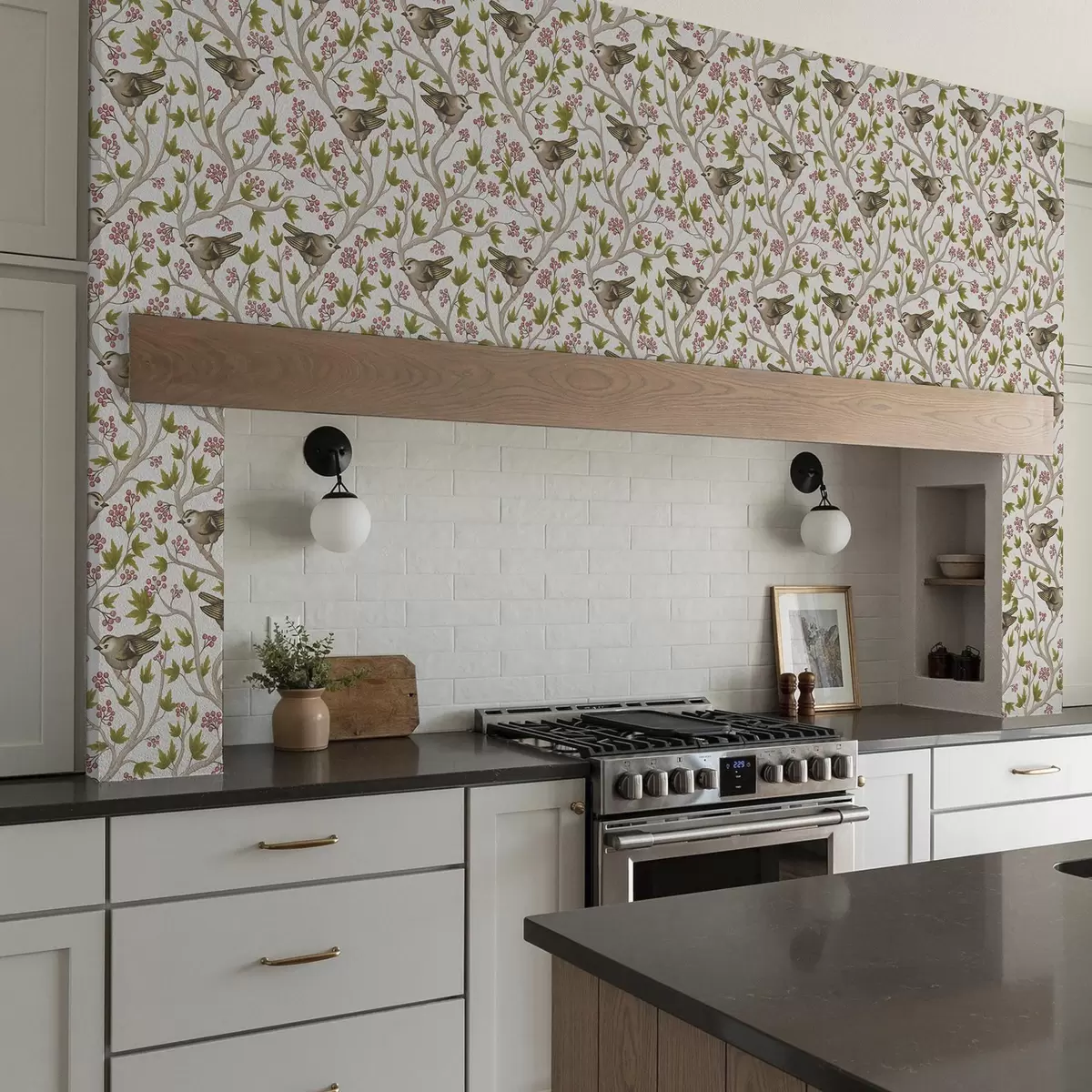 Tapetai Paukščiai ant šakų su lapais ir uogomis baltame fone a00283 Tapetai Paukščiai ant šakų su lapais ir uogomis baltame fone a00283