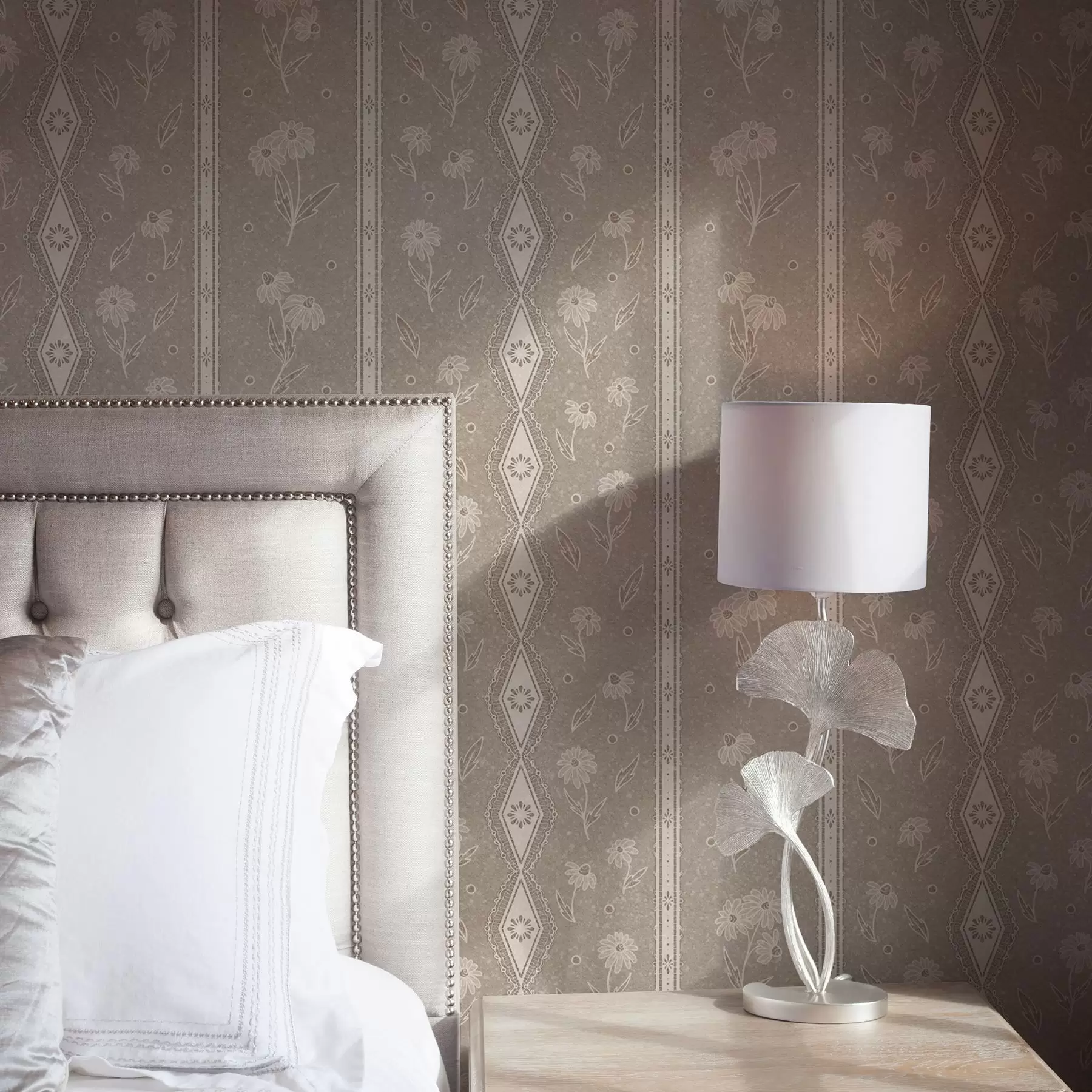 Fototapetai Dryžiai su margučiais ir nėriniais pilkai smėlio spalvos fone a00295