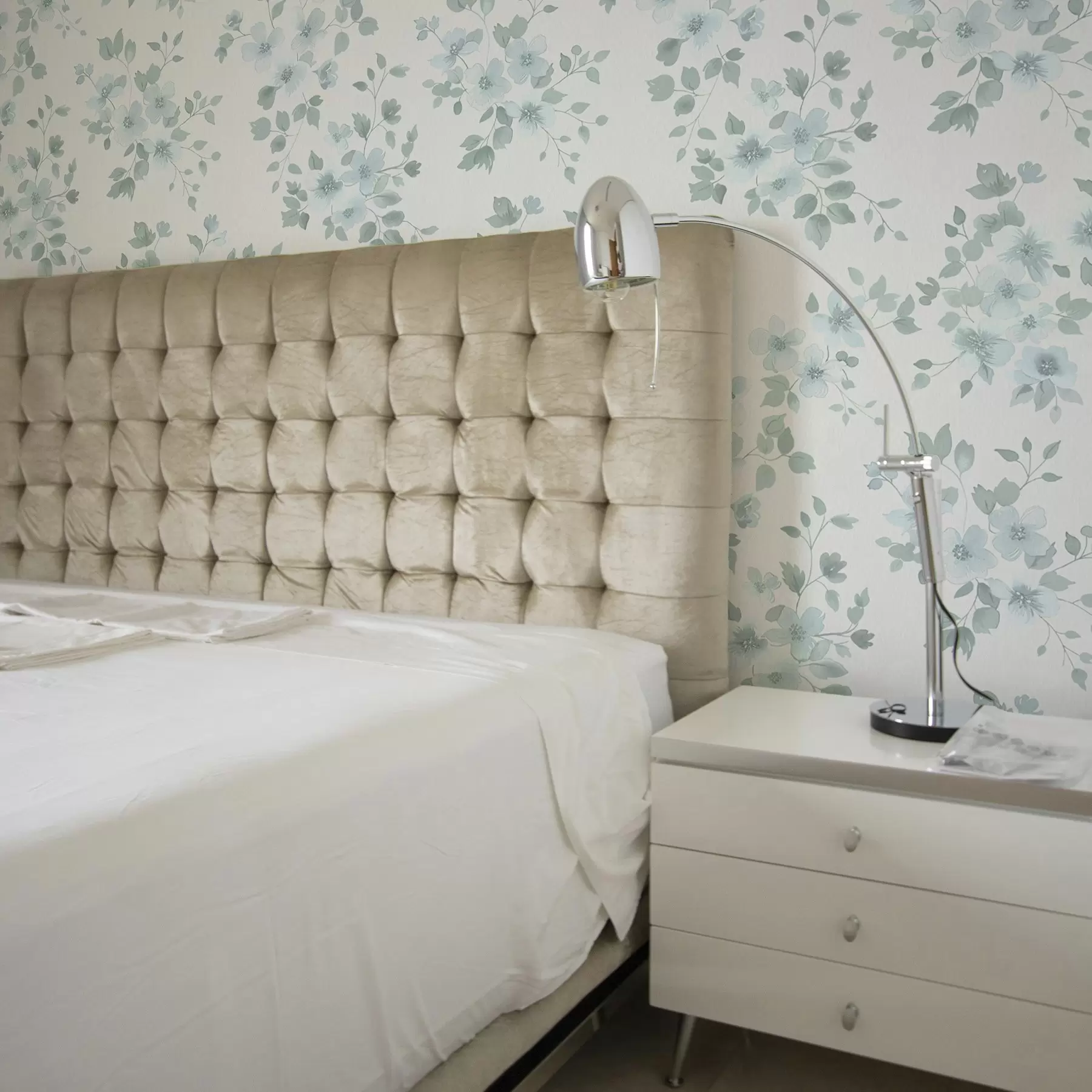 Fototapetai Blyškiai mėlynos gėlės baltame fone, akvarelės stilius a00364