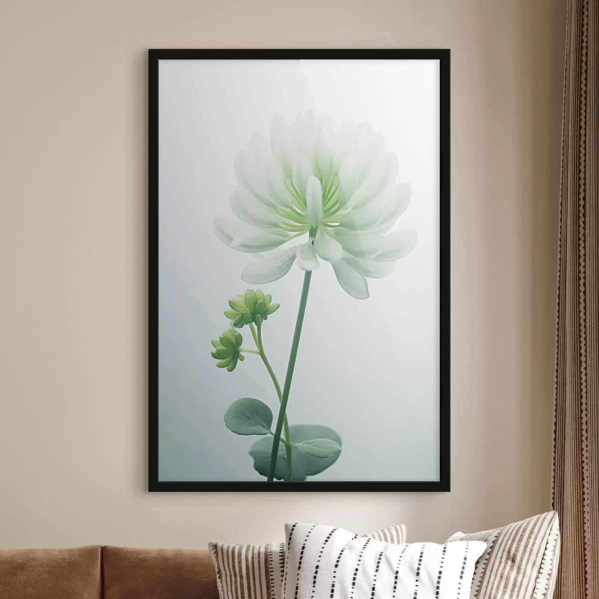 Plakatas Balto dobilo gėlė su žaliu stiebu ir lapais, minkštas apšvietimas, švarus fonas, minimalistinė kompozicija, botaninis f45171