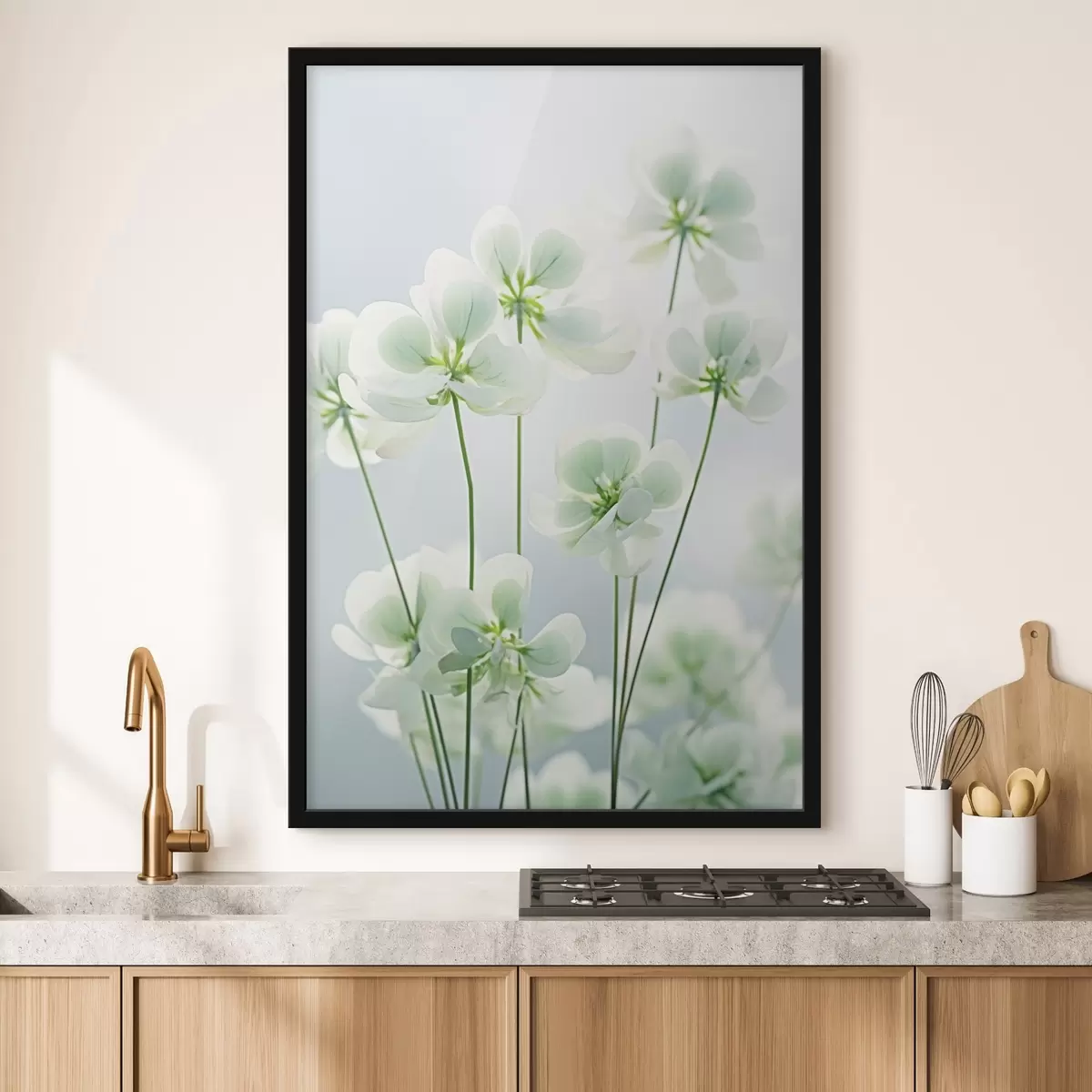 Plakatas Baltų dobilų gėlės su žaliu stiebu ir lapais, minkštas apšvietimas, švarus fonas, minimalistinė kompozicija, botaninis f45172