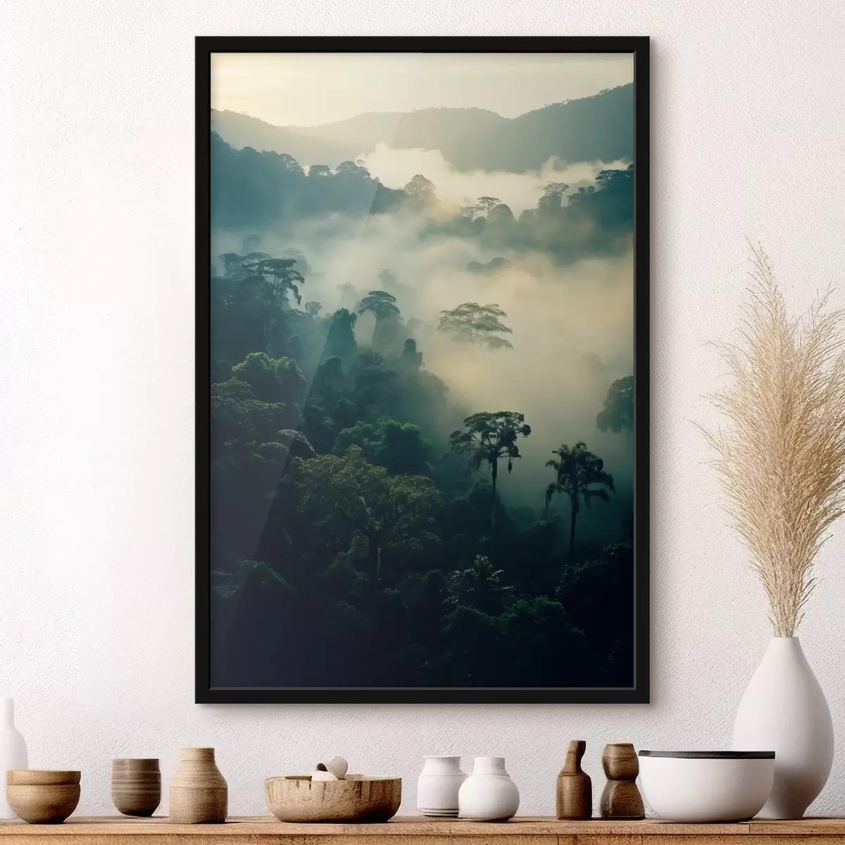 Plakatas Atogrąžų atogrąžų miškas su vešliais žaliais medžiais ir storu rūko sluoksniu, sukuriančiu atmosferinę aplinką f45190