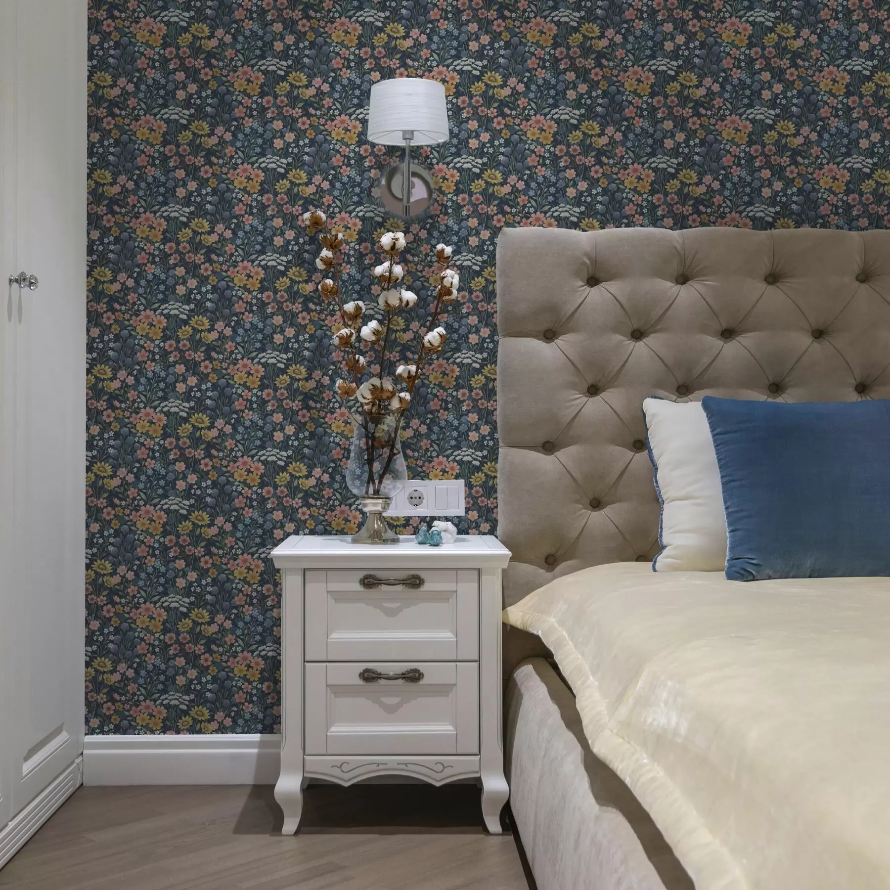 Fototapetai Spalvingos akvarelės pievos gėlės ant tamsiai mėlynos spalvos a00381