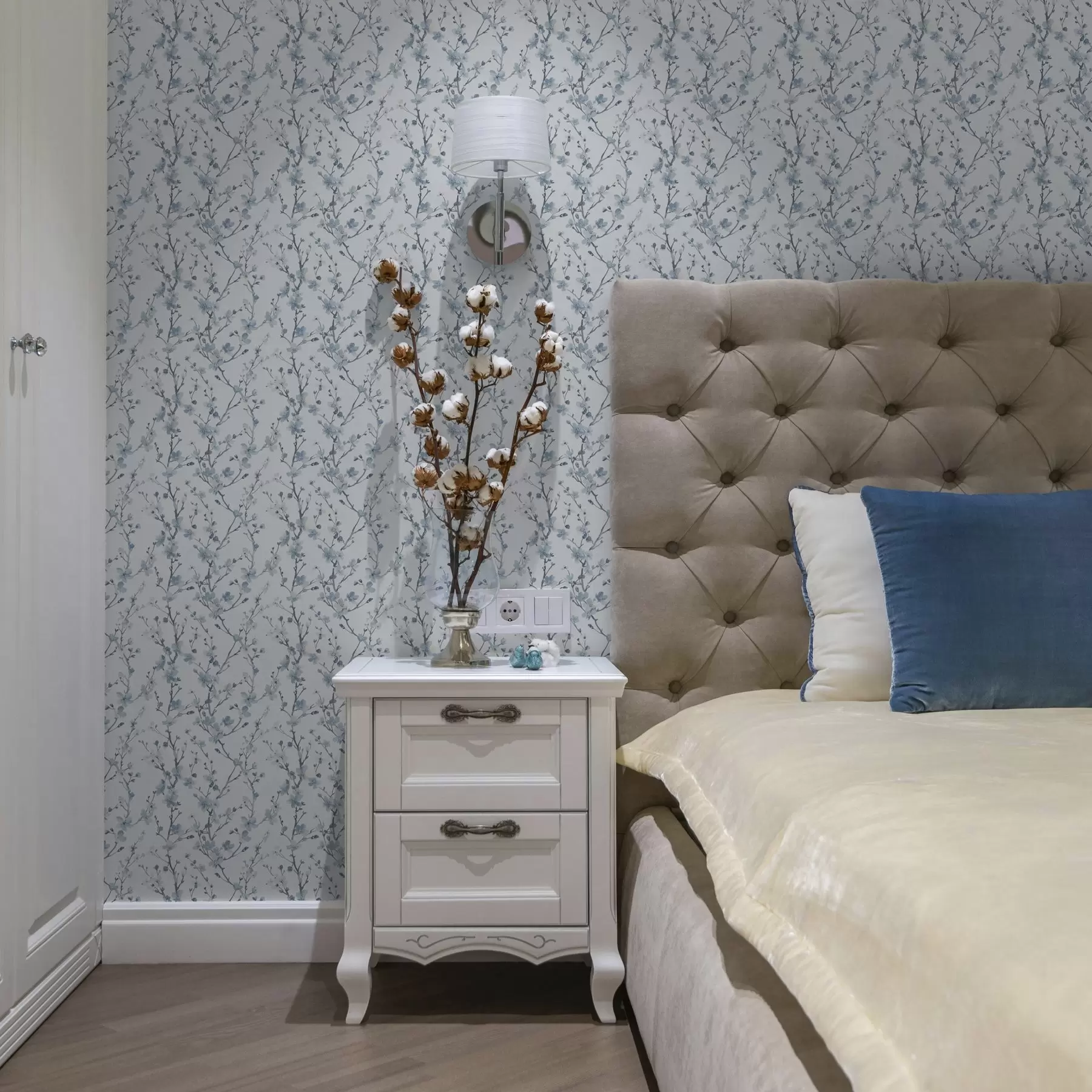 Fototapetai Mėlyni vyšnių žiedai baltame fone su švelniu kontrastu a00399