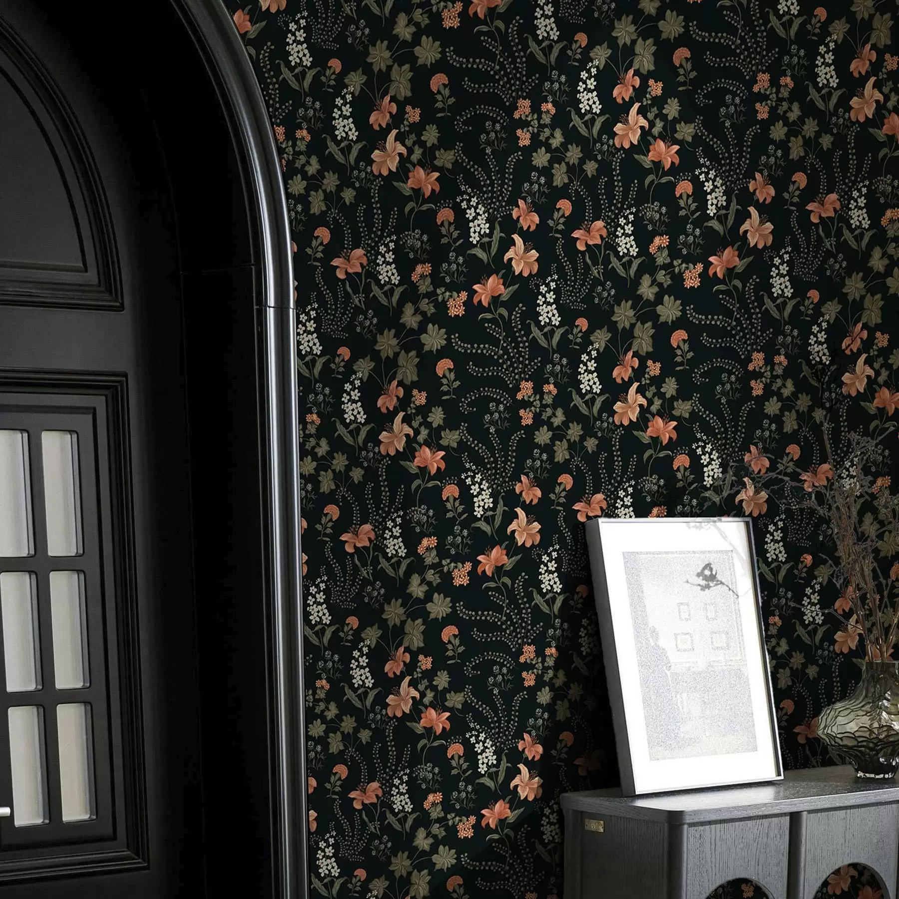 Fototapetai Oranžinės lelijos ir mažos gėlės juodame fone a00463