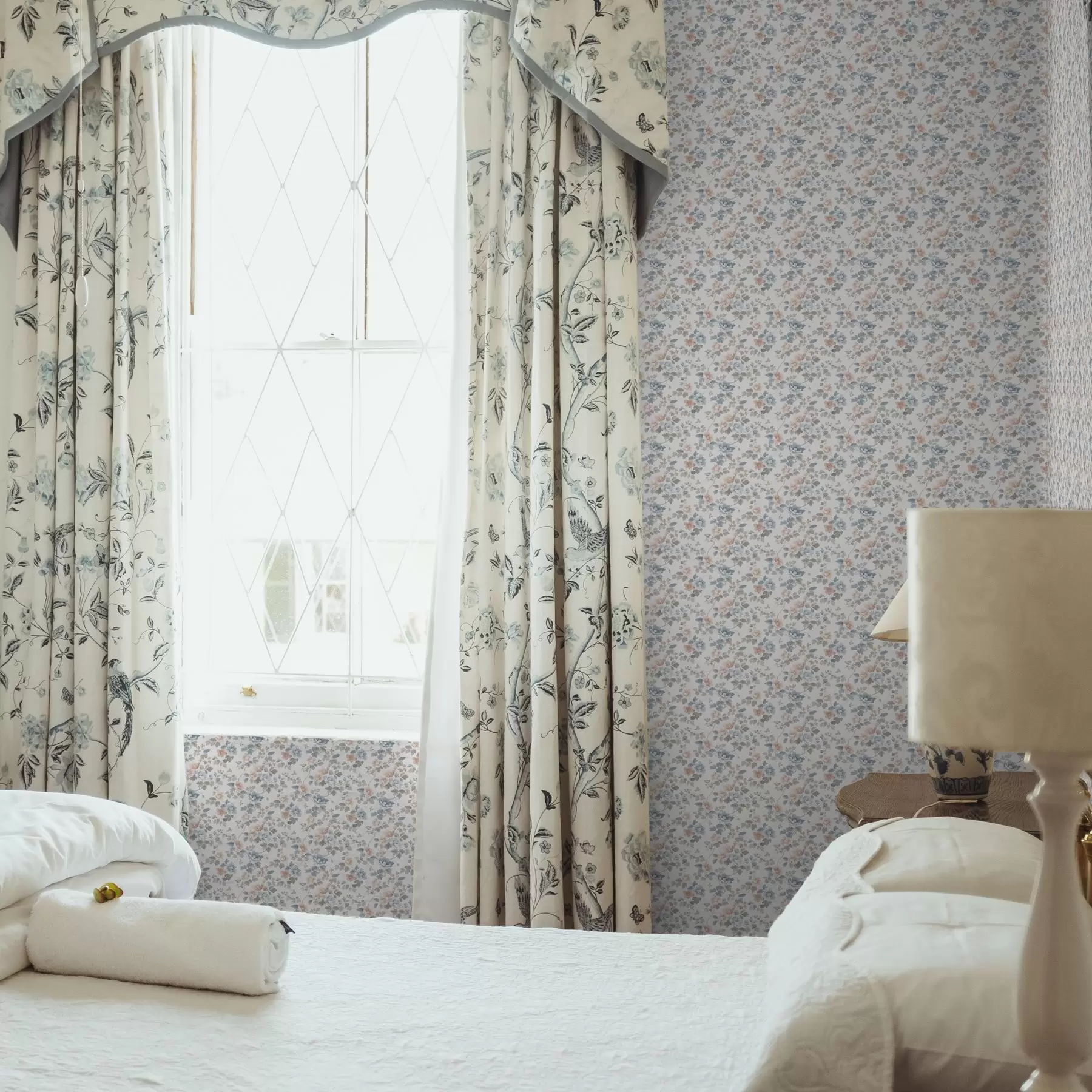 Fototapetai Mažas mėlynos ir koralų atspalvių gėlių ornamentas a00347