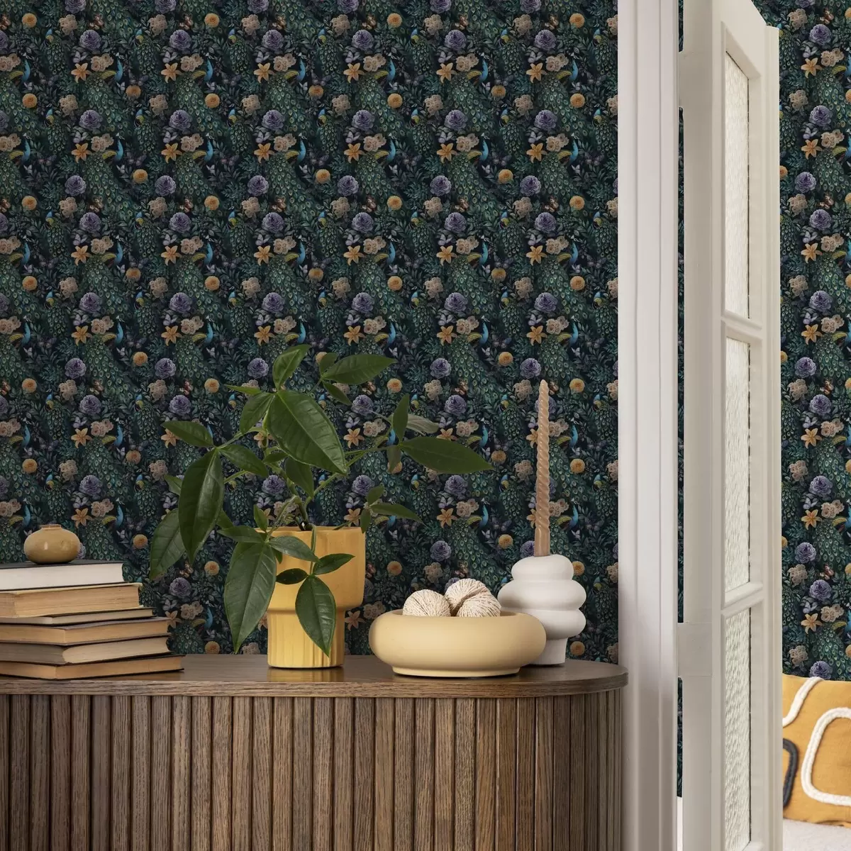 Tapetai Povai tarp tamsių gėlių ir drugelių a00348