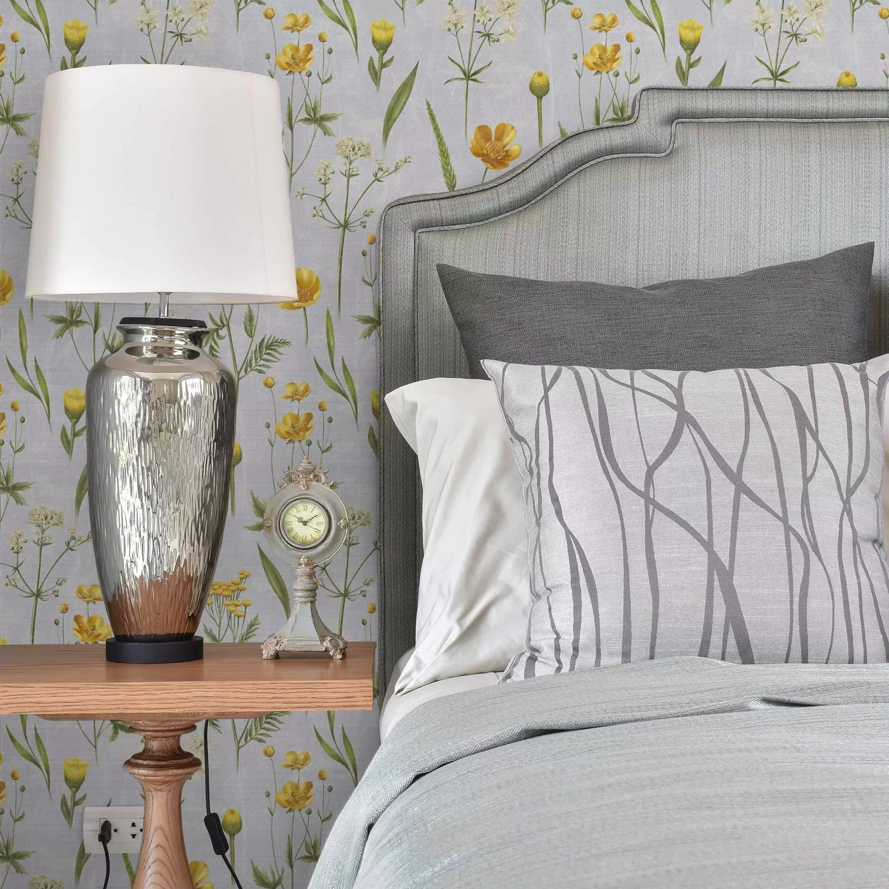 Fototapetai Geltonos gėlės ir žaluma šviesiai pilkame fone a00472