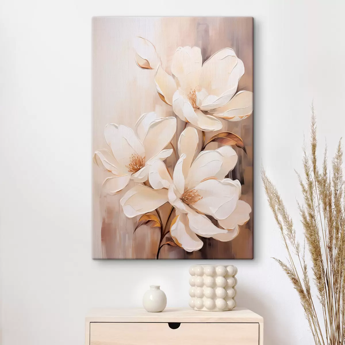 Paveikslėlis Baltos magnolijos žiedai švelniame, neryškiame smėlio ir rudų tonų fone, elegantiška gėlių kompozicija s45571