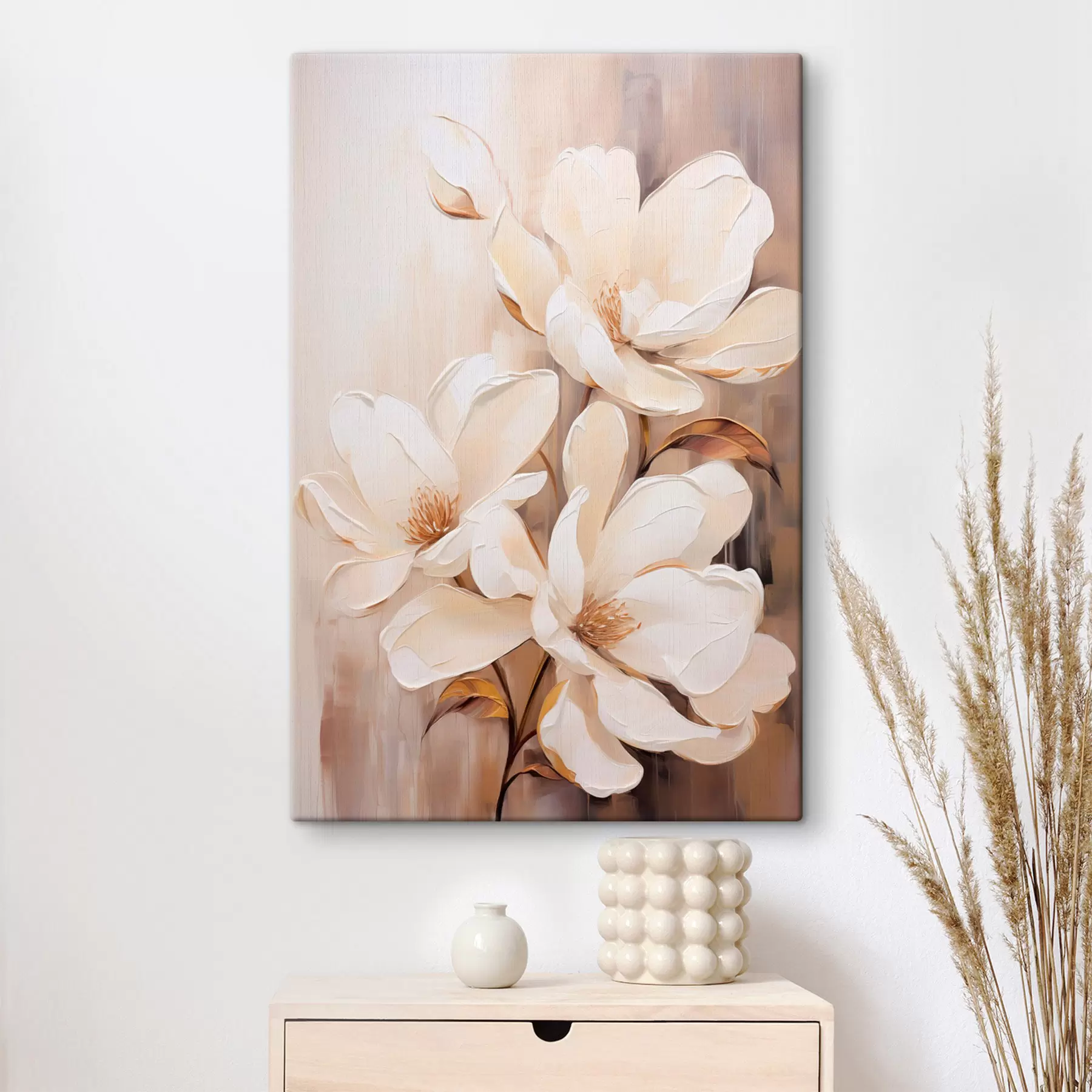 Paveikslėlis Baltos magnolijos žiedai švelniame, neryškiame smėlio ir rudų tonų fone, elegantiška gėlių kompozicija s45571