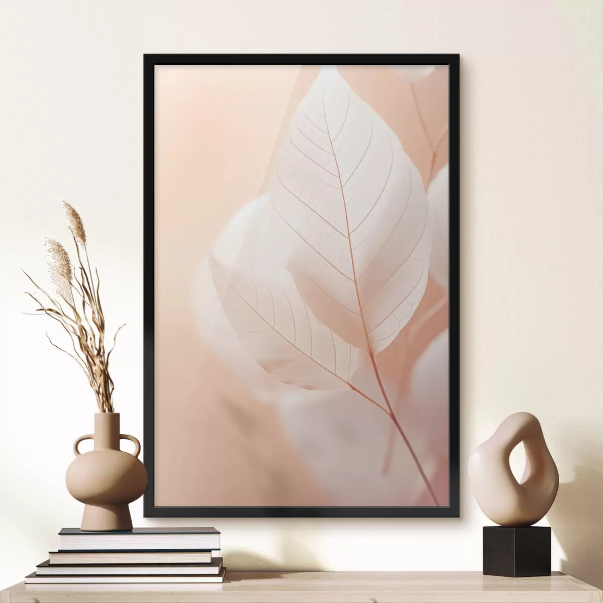 Plakatas Švelnūs, permatomi lapai su įmantriais gyslų raštais, švelnus persikų spalvos fonas, minimalistinė botaninė kompozicija f45555
