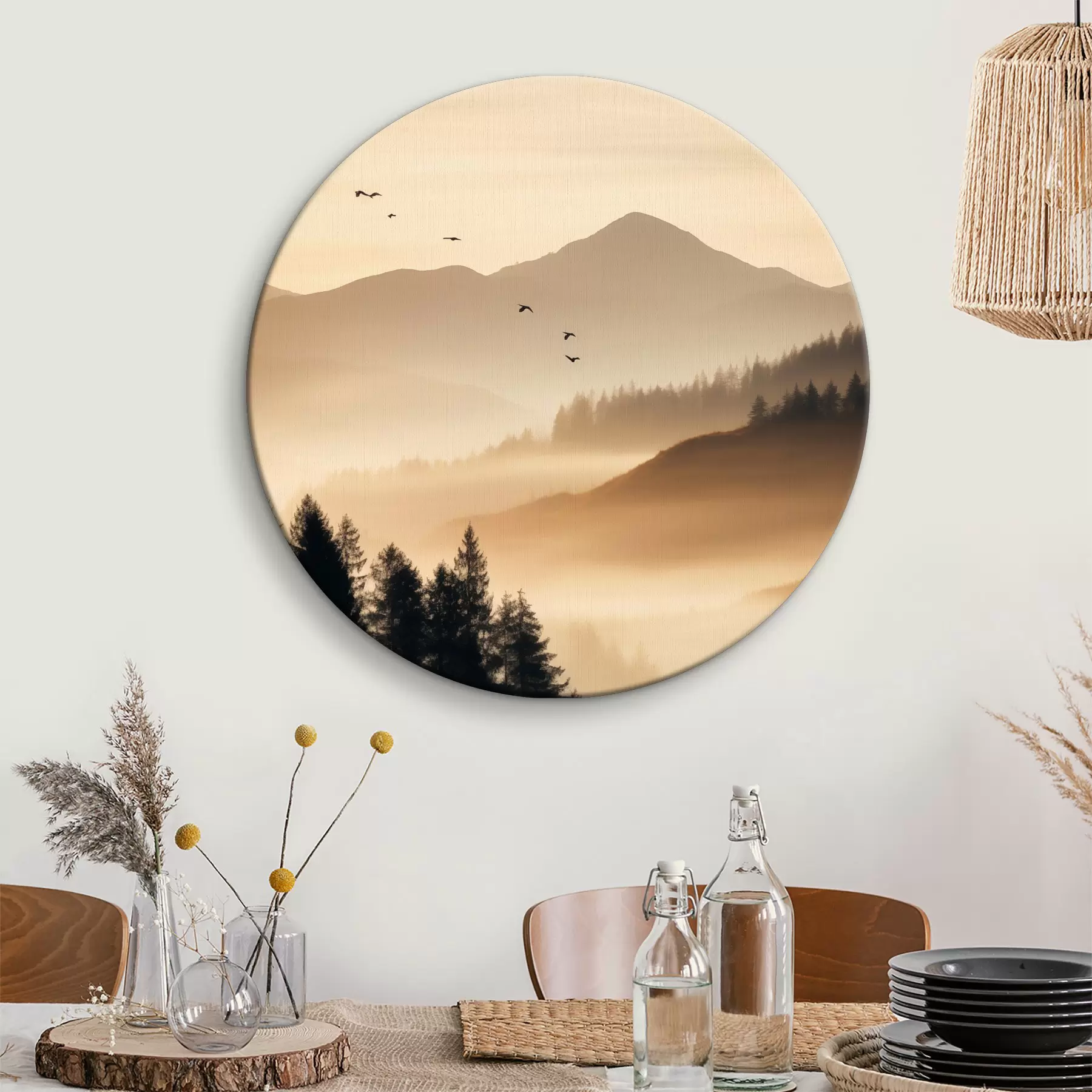 Paveikslėlis Kalnų kraštovaizdis su mišku ir danguje skrendančiais paukščiais, visa tai dengia storas rūko sluoksnis saulėtekio metu r45563