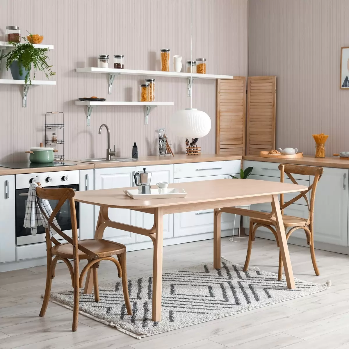 Tapetai Šviesiai rožinės spalvos vertikalios subtilaus stiliaus juostelės a00567