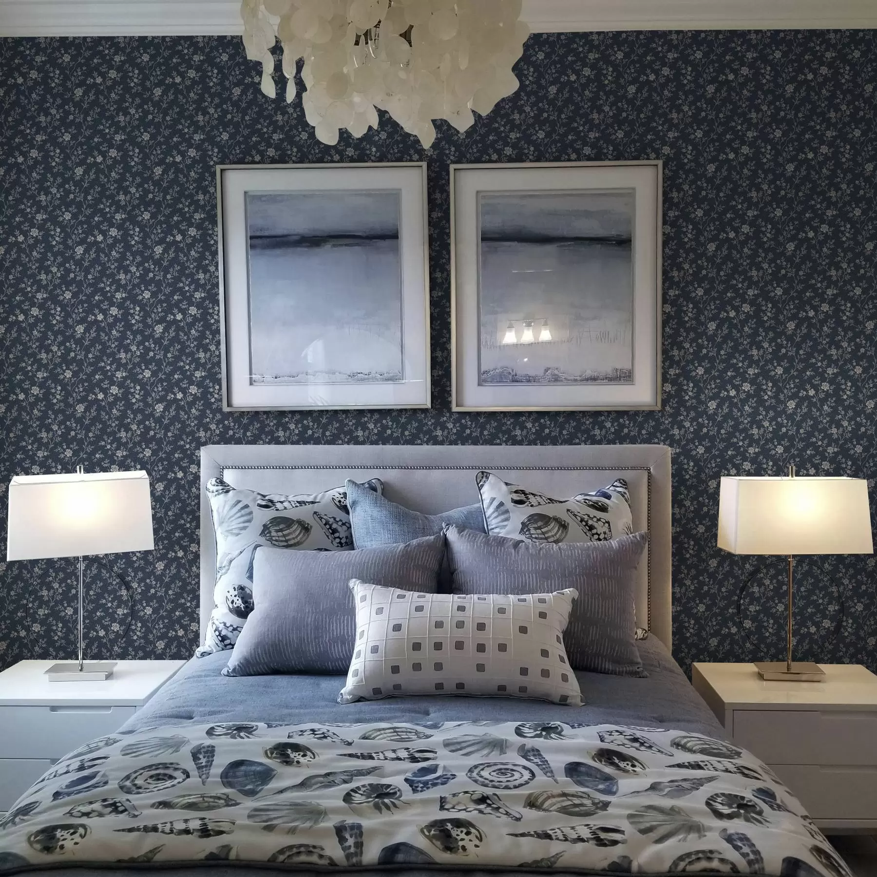 Fototapetai Tamsiai mėlynas fonas su plonais smėlio spalvos šakelių ir gėlių motyvais a00612