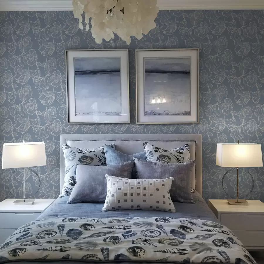 Fototapetai Šviesiai mėlynas fonas su kreidinėmis gėlių kontūromis a00625v3