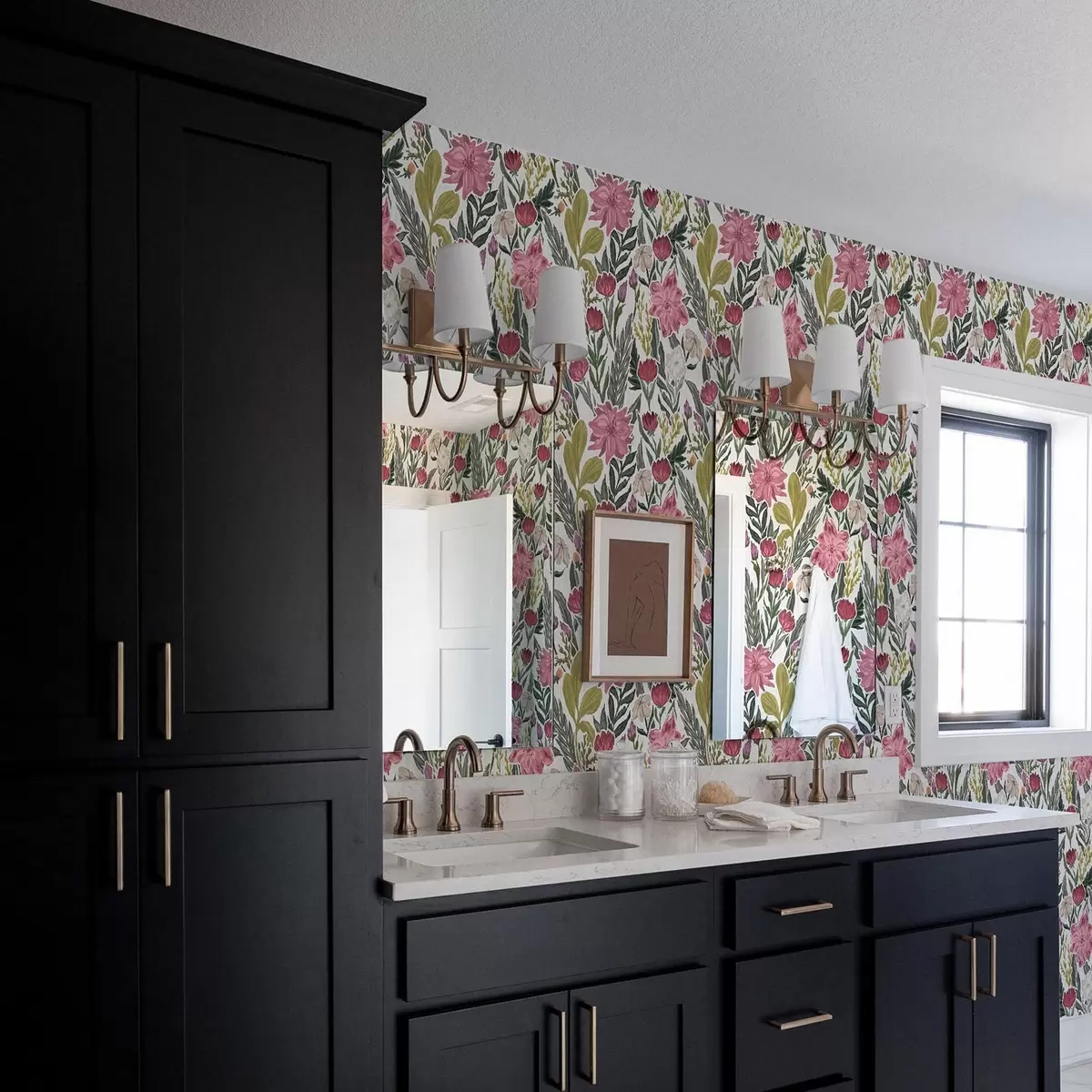 Tapetai Tamsiai rožinės ir kreminės gėlės ant balto fono, impasto tekstūra a00629v1