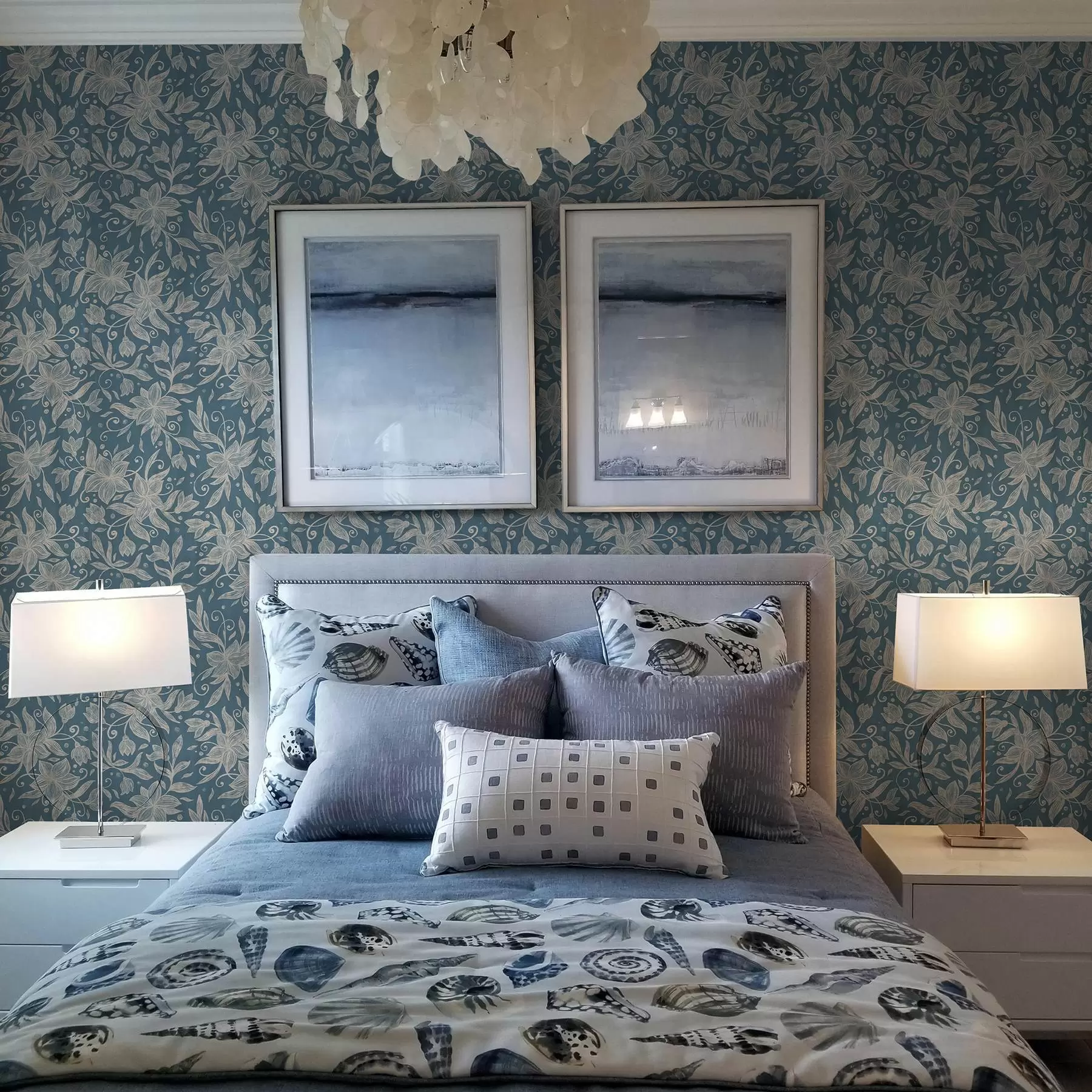 Fototapetai Kreminės spalvos linijiniai žiedai mėlyname fone, subtilūs voliūrai a00630