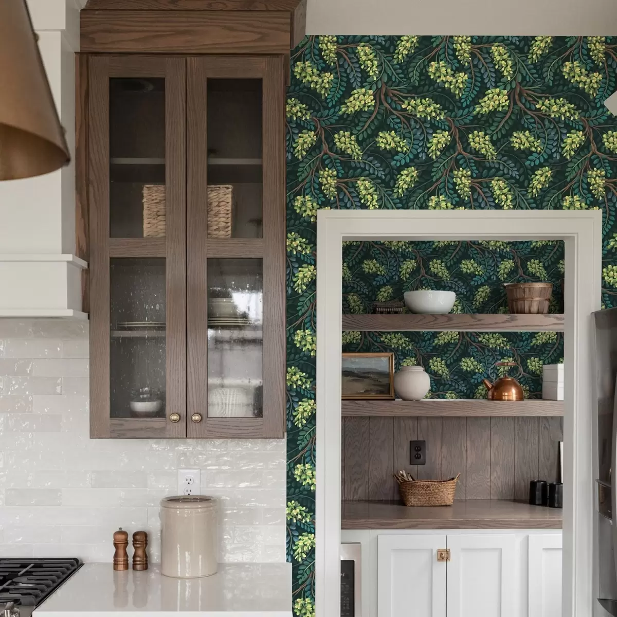 Tapetai Šakos su žalsvais žiedynais ant tamsaus fono a00786 Tapetai Šakos su žalsvais žiedynais ant tamsaus fono a00786