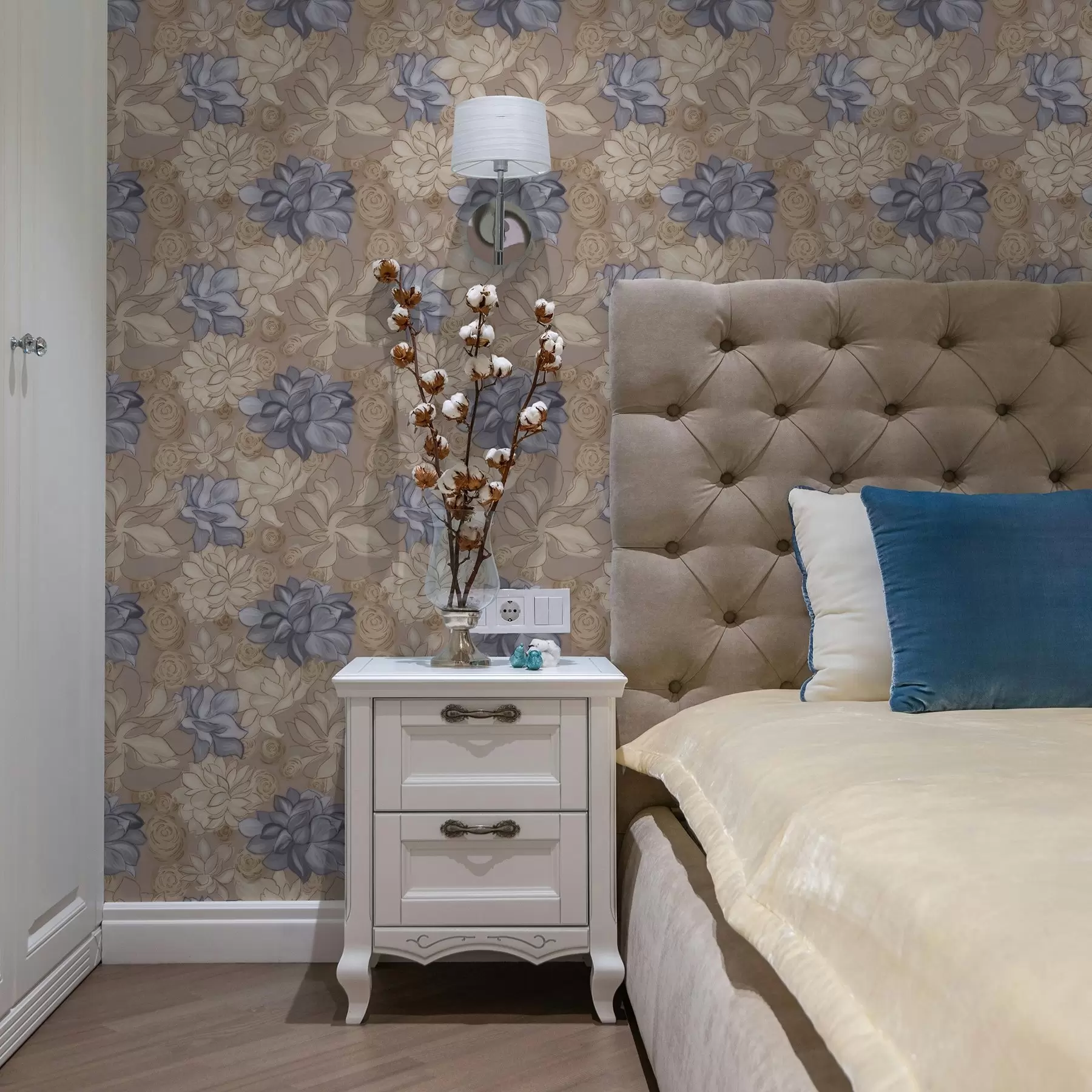 Fototapetai Kreminės ir mėlynos gėlės ant šilto smėlio spalvos fono a00634v1