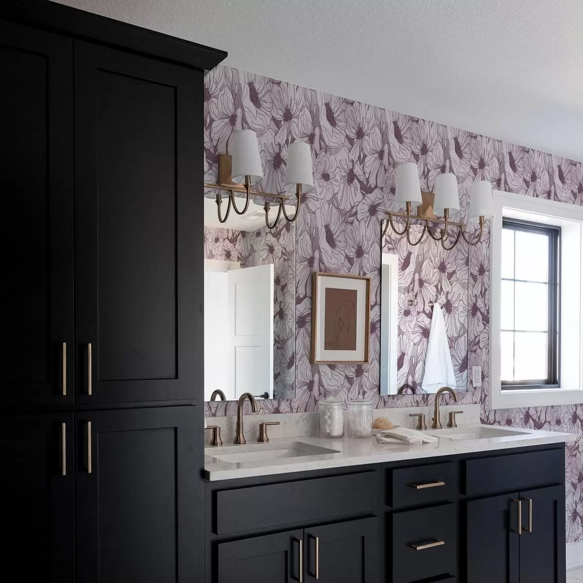 Tapetai Linijiniai žiedai vėsioje alyvinės-rožinės spalvų paletėje a00636v1