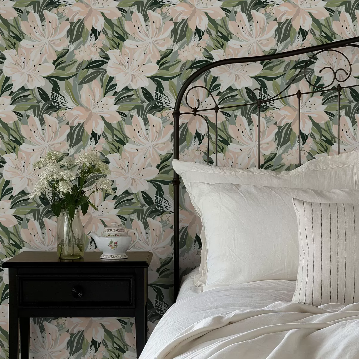 Tapetai Didelės kreminės gėlės ant šviesiai žalios fono a00646