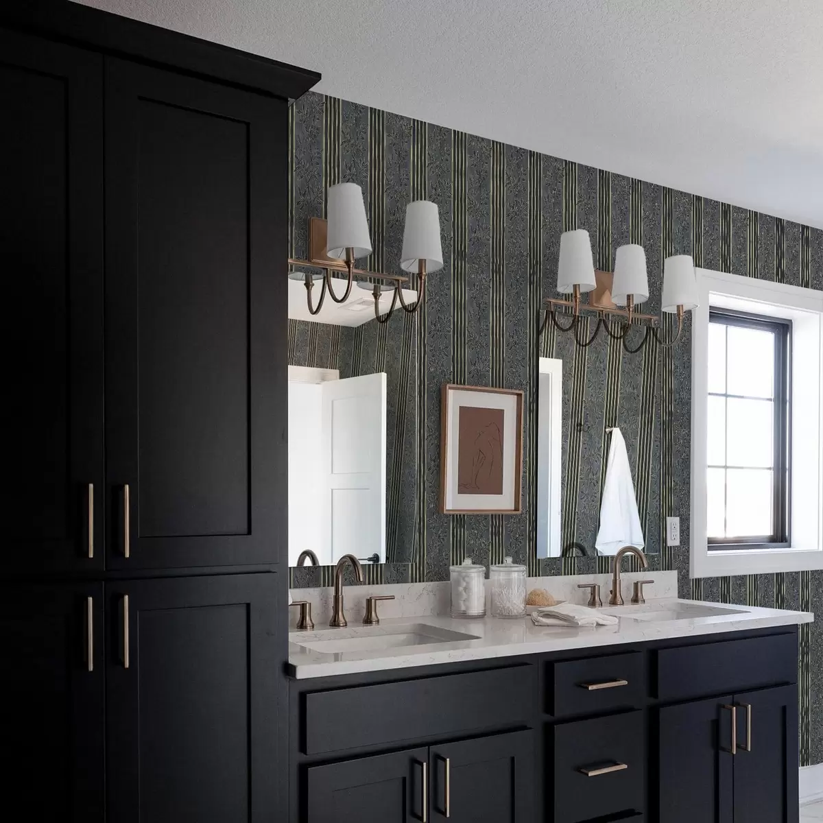 Tapetai Vertikalios juostos su botaniniais raštais tamsiomis spalvomis a00648