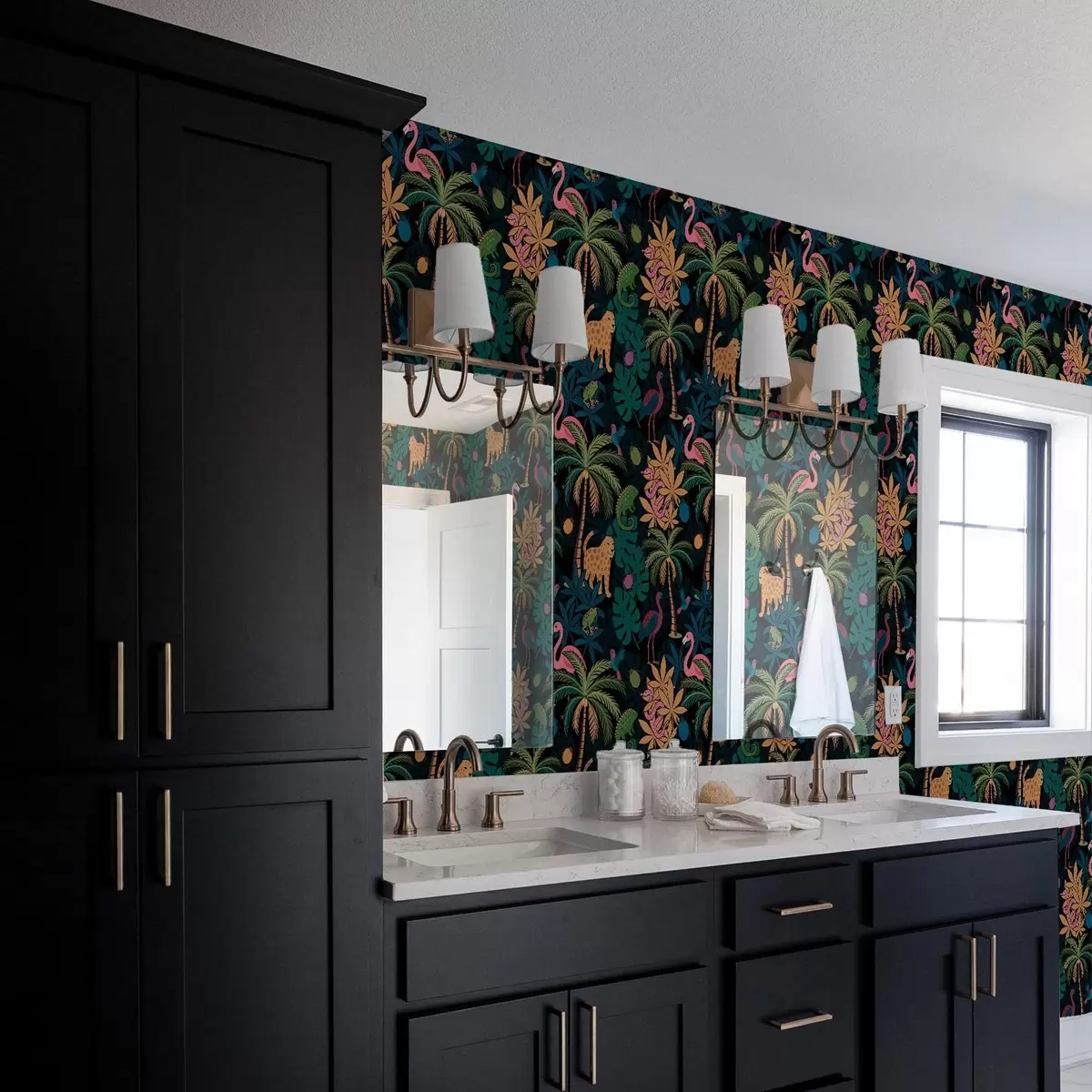 Tapetai Ryškūs tropiniai gyvūnai tarp lapijos ant tamsaus fono a00701