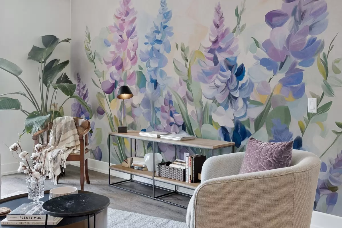 Fototapetai Violetinės ir mėlynos tekstūruotos gėlės su mėlynais lapais, šviesus fonas, švelnūs teptuko potėpiai, ryškūs spalvos w09482