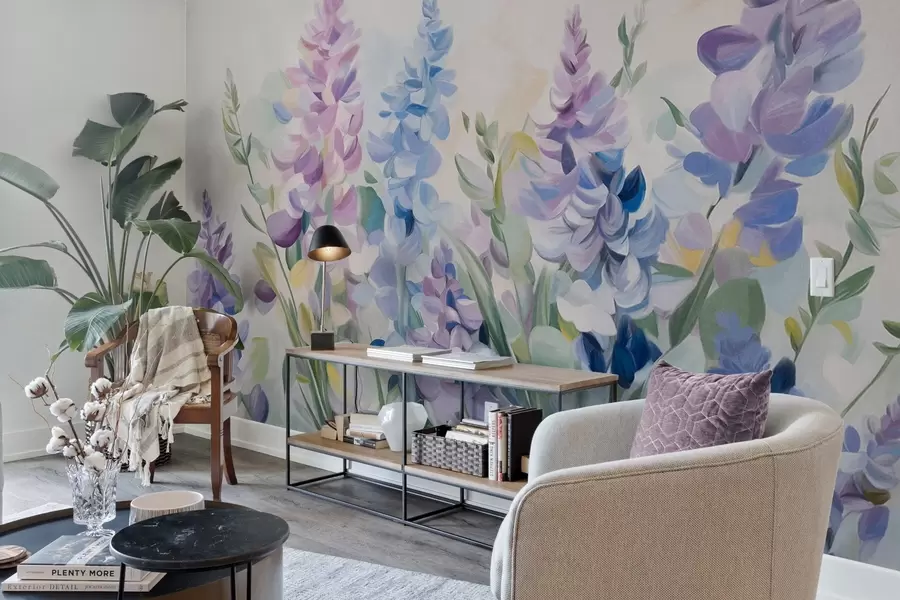 Fototapetai Violetinės ir mėlynos tekstūruotos gėlės su mėlynais lapais, šviesus fonas, švelnūs teptuko potėpiai, ryškūs spalvos w09482