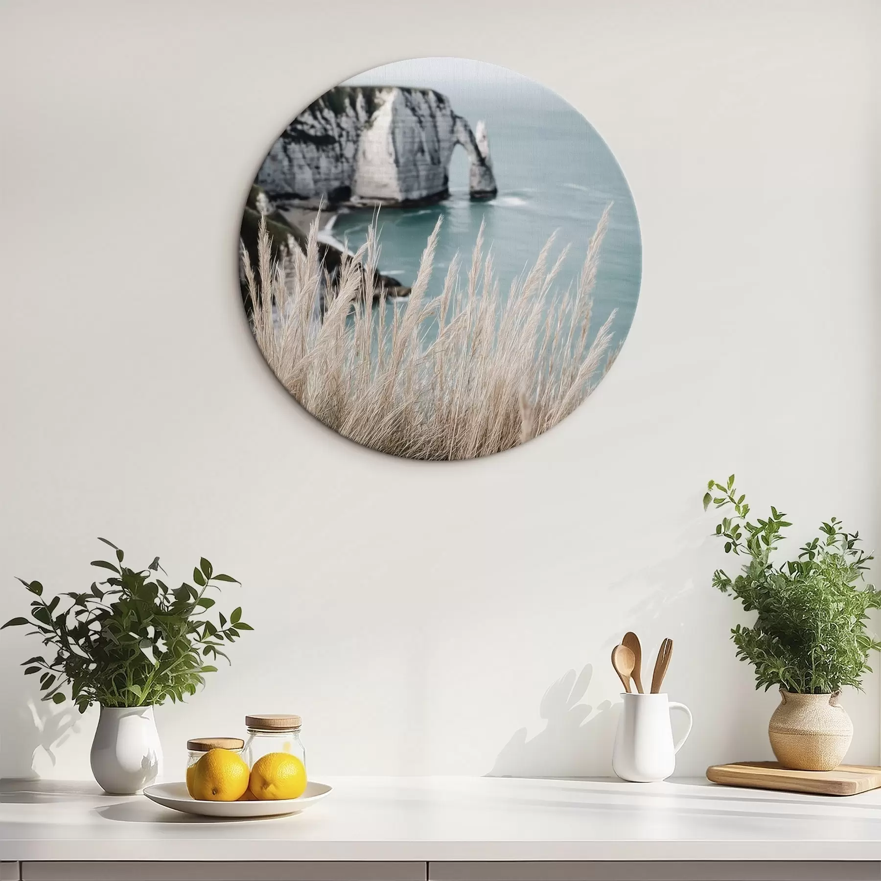 Paveikslėlis Jūra ir uolų arka, vaizdas per sausą žolę r46142