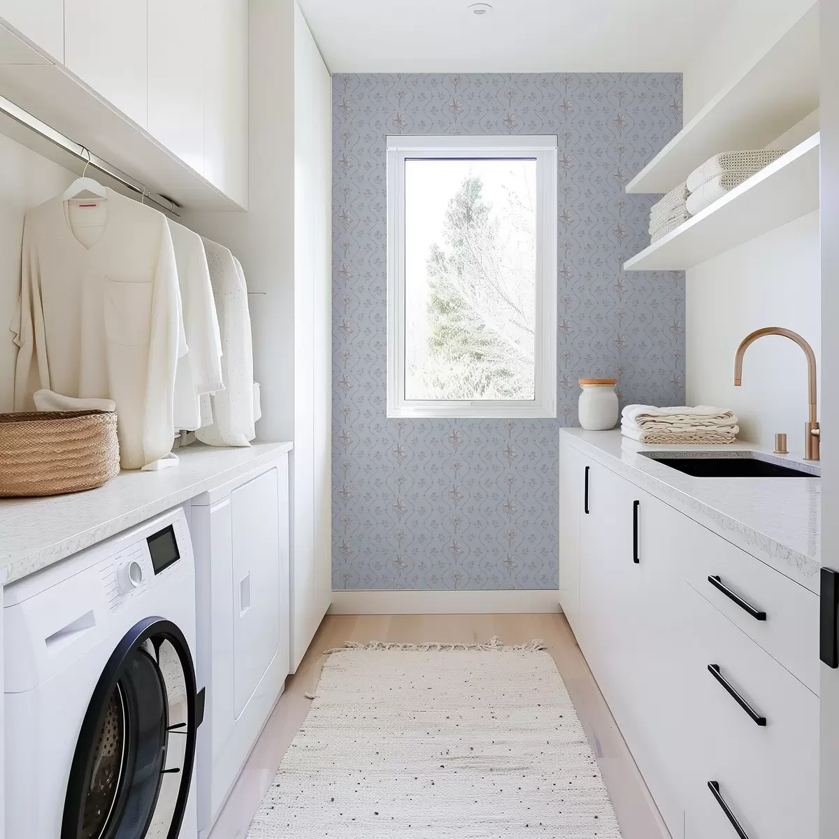 Tapetai Mažos gėlės ir juostelės šviesiai mėlynų atspalvių a00808v1