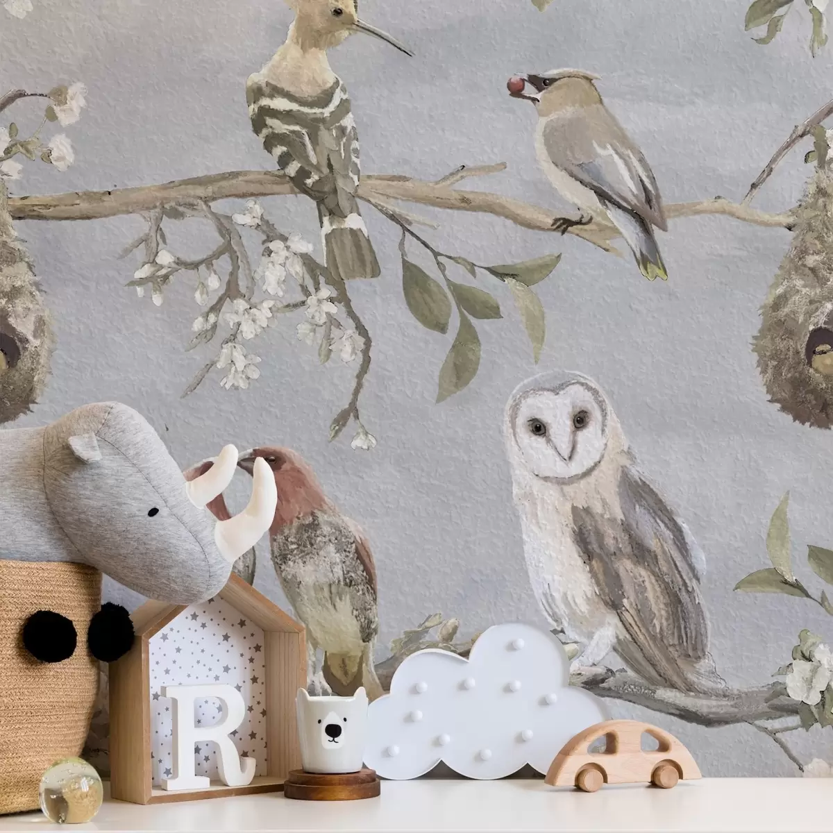 Tapetai Paukščiai ant šakų su gėlėmis ant pilko fono a00738