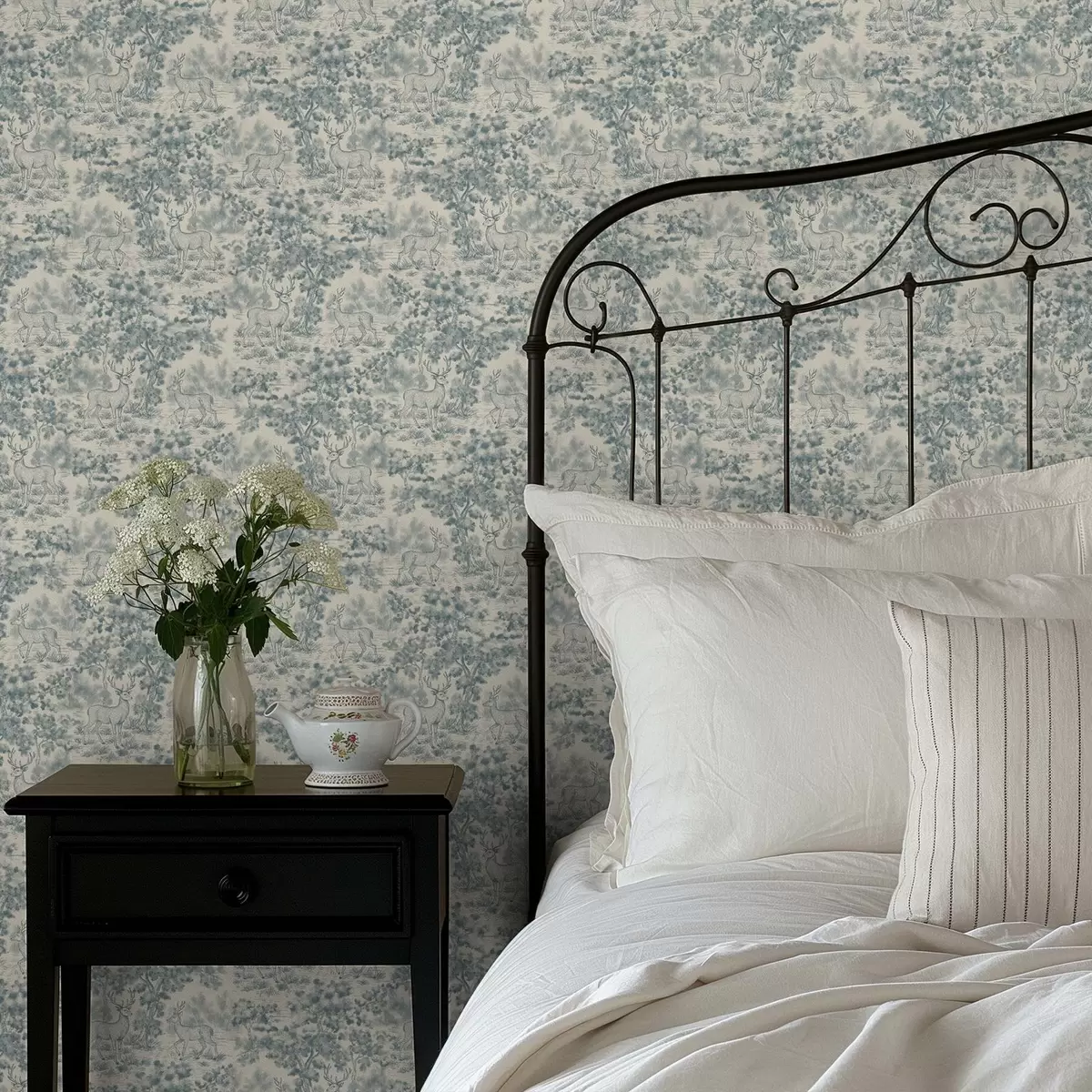 Tapetai Monochrominė elnių scena miške a00748