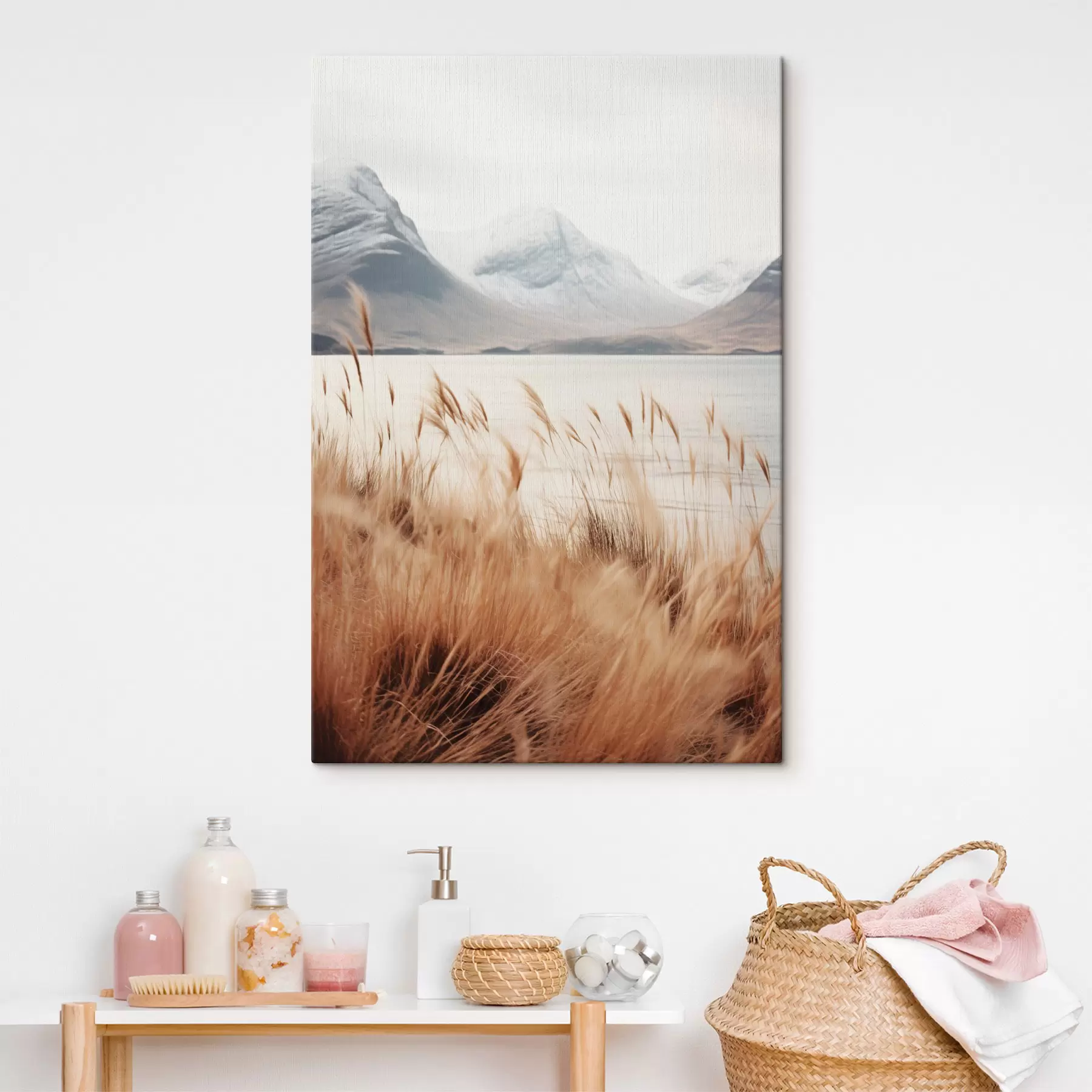 Paveikslėlis Pampų žolės laukas priešais ežero peizažą su snieguotomis kalnų viršūnėmis fone, švelni šviesa s46282