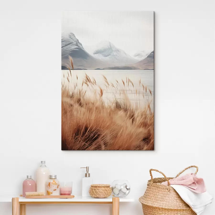 Paveikslėlis Pampų žolės laukas priešais ežero peizažą su snieguotomis kalnų viršūnėmis fone, švelni šviesa s46282