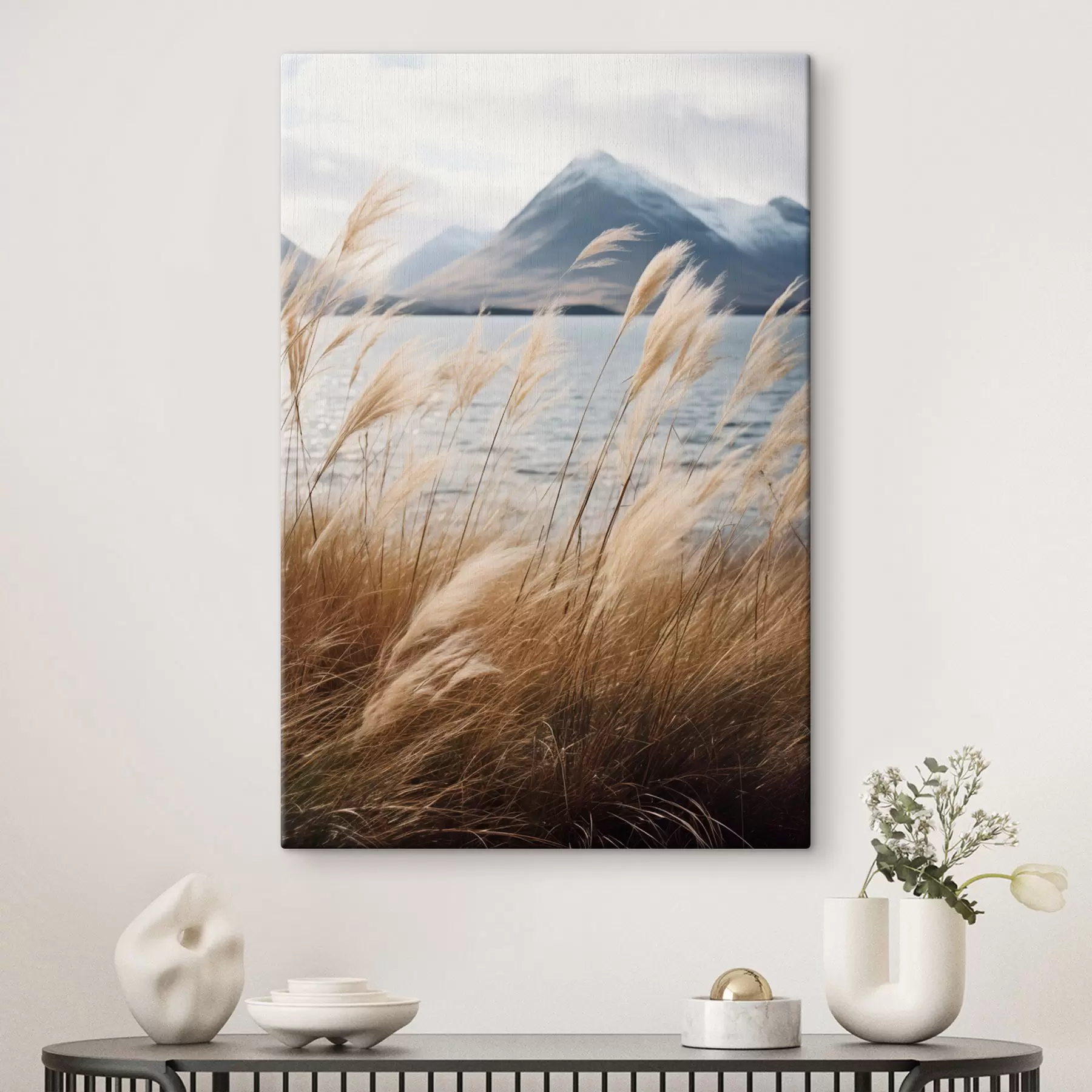 Paveikslėlis Pampų žolė su ežeru ir kalnais fone, švelnus apšvietimas, prislopintos spalvos, natūralistinis stilius s46283
