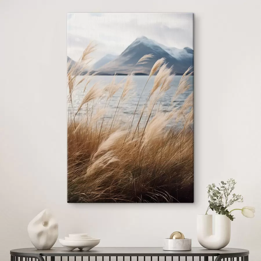 Paveikslėlis Pampų žolė su ežeru ir kalnais fone, švelnus apšvietimas, prislopintos spalvos, natūralistinis stilius s46283
