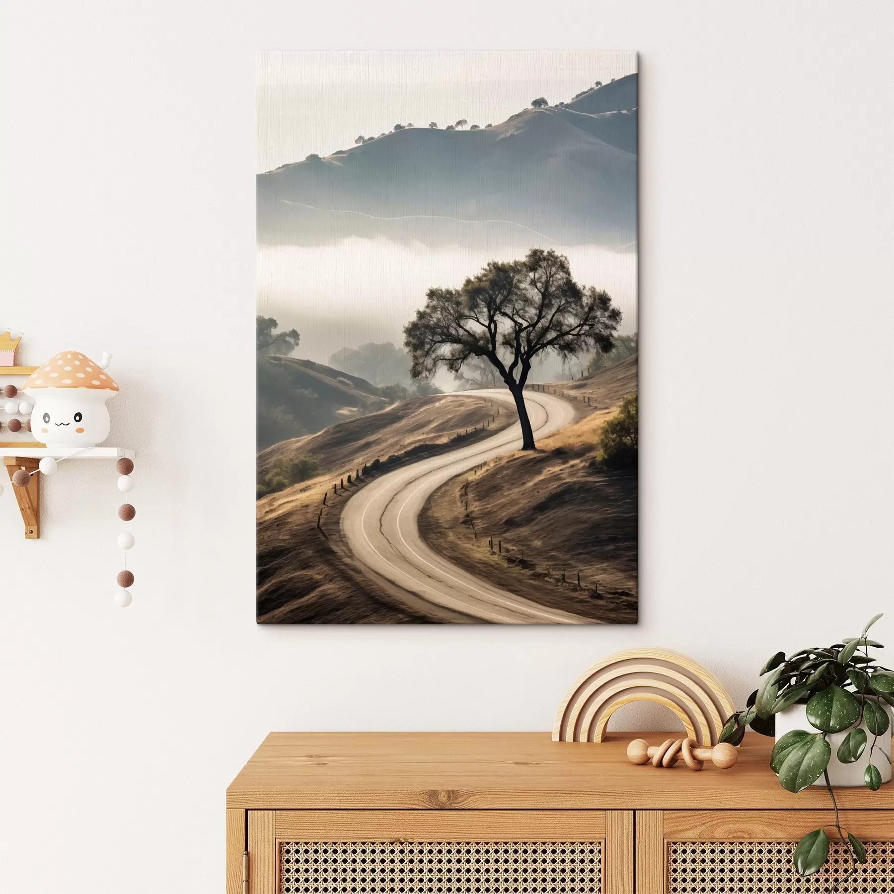 Paveikslėlis Vingiuotas kelias per banguotas kalvas su medžiu priešakyje, fone – rūkas ir kalnai s46288