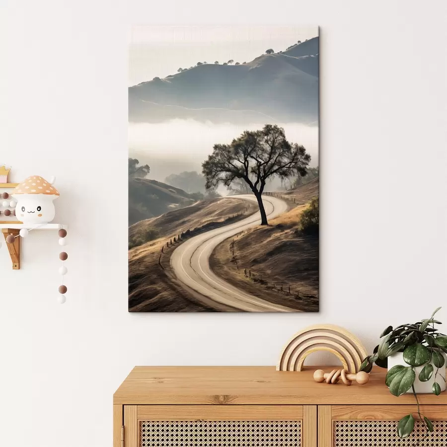 Paveikslėlis Vingiuotas kelias per banguotas kalvas su medžiu priešakyje, fone – rūkas ir kalnai s46288