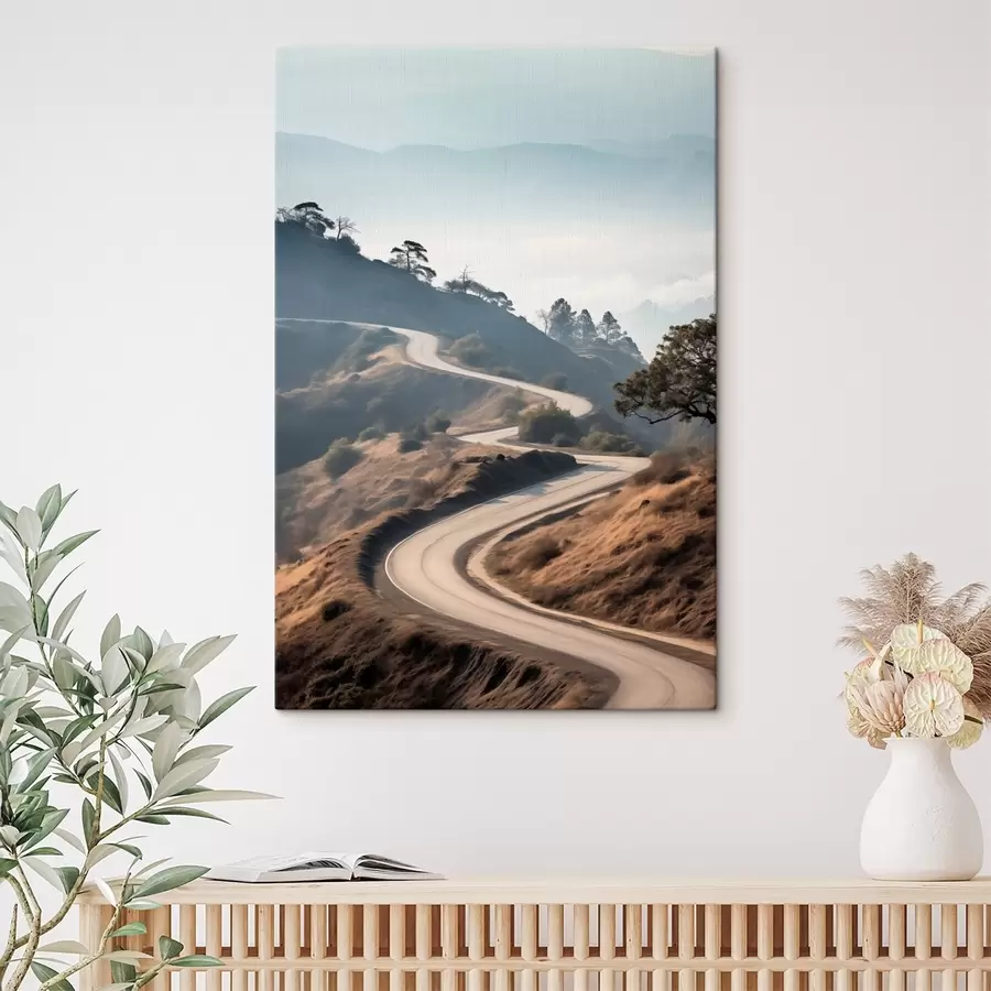 Paveikslėlis Vingiuotas kelias per kalvotą kraštovaizdį su sausa žole po giedru dangumi ir toli matomomis kalnų viršūnėmis. s46289