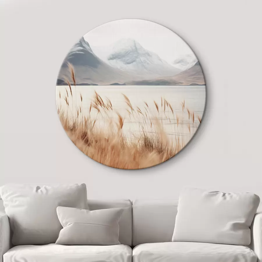 Paveikslėlis Pampų žolės laukas priešais ežero peizažą su snieguotomis kalnų viršūnėmis fone, švelni šviesa r46282