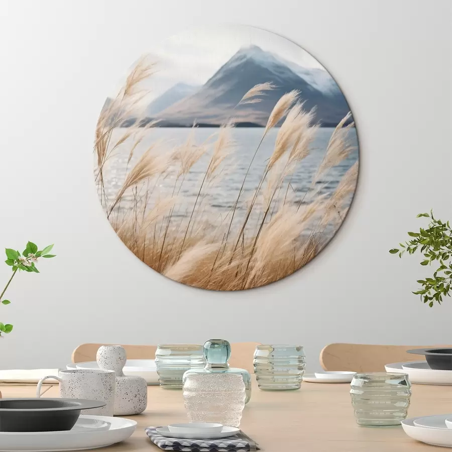 Paveikslėlis Pampų žolė su ežeru ir kalnais fone, švelnus apšvietimas, prislopintos spalvos, natūralistinis stilius r46283