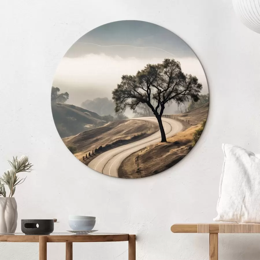 Paveikslėlis Vingiuotas kelias per banguotas kalvas su medžiu priešakyje, fone – rūkas ir kalnai r46288